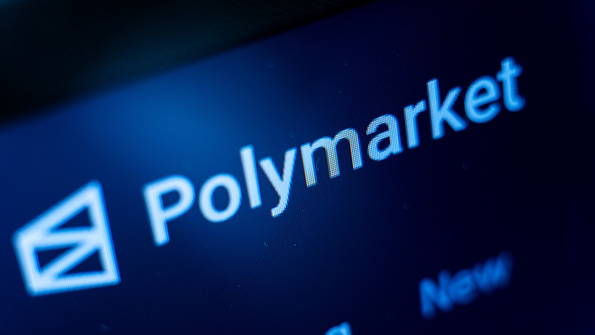 Polymarket-logotyp och text på blå digital skärm