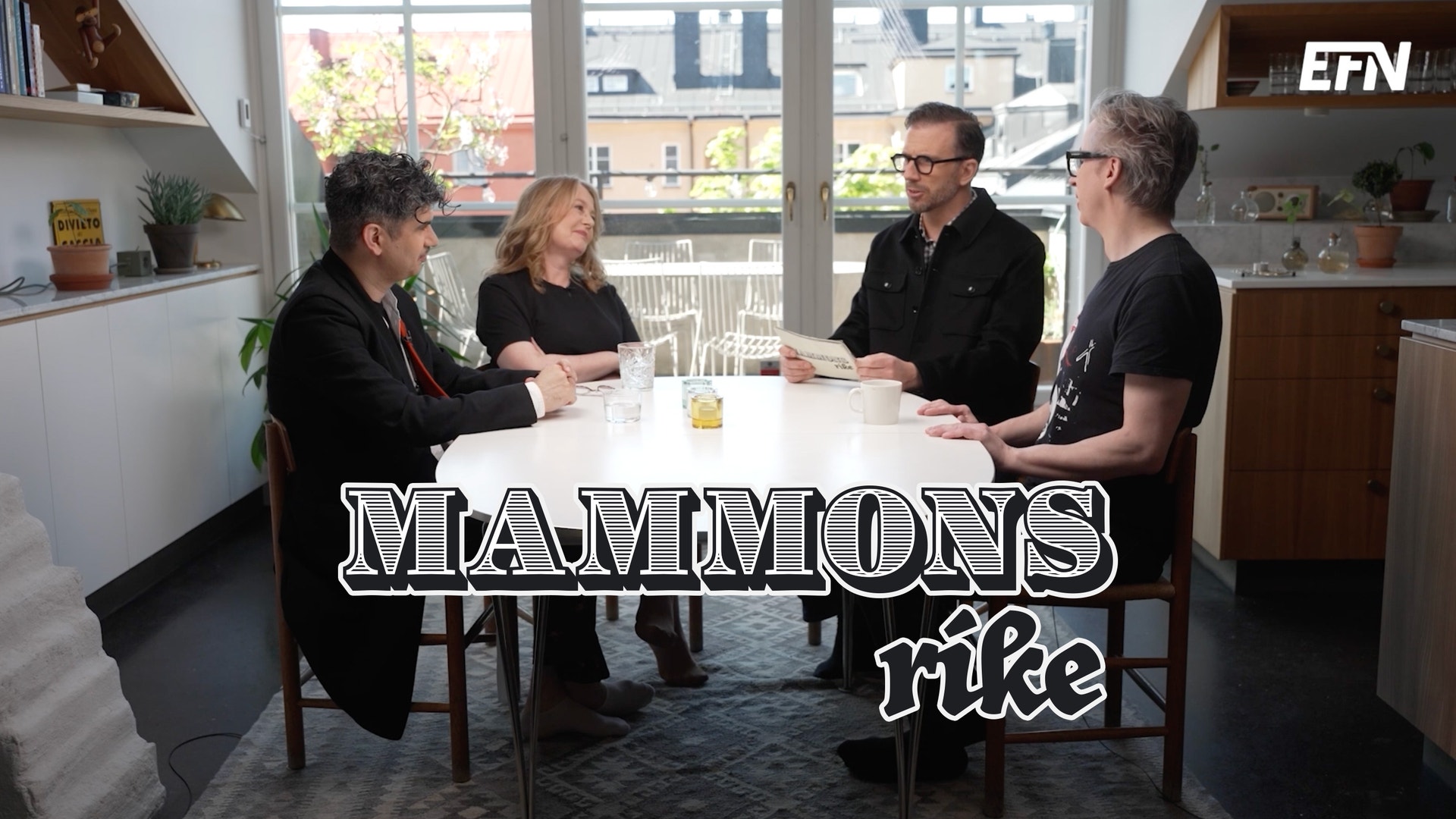 Från vänster: Agri Ismaïl, Åsa Linderborg, Jonas Malmborg och Fredrik Strage sitter runt ett vitt bord och pratar. De sitter i en lägenhet och bakom dem finns en balkong. I bildens nedre mitt finns en logga där det står Mammons rike.