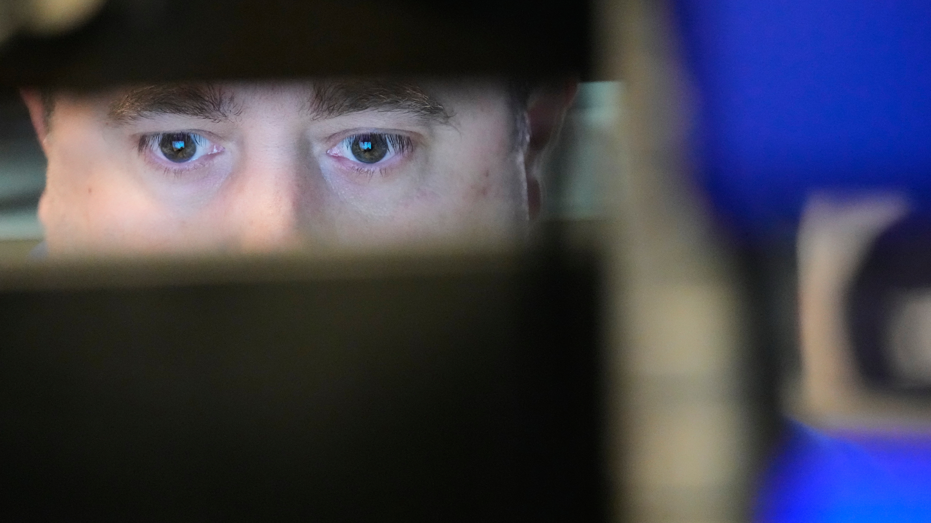 Närbild på en persons ögon som tittar på en skärm