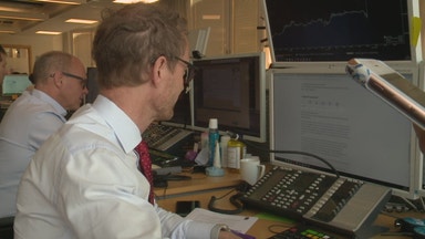 Kronan dyker på duvaktig riksbank