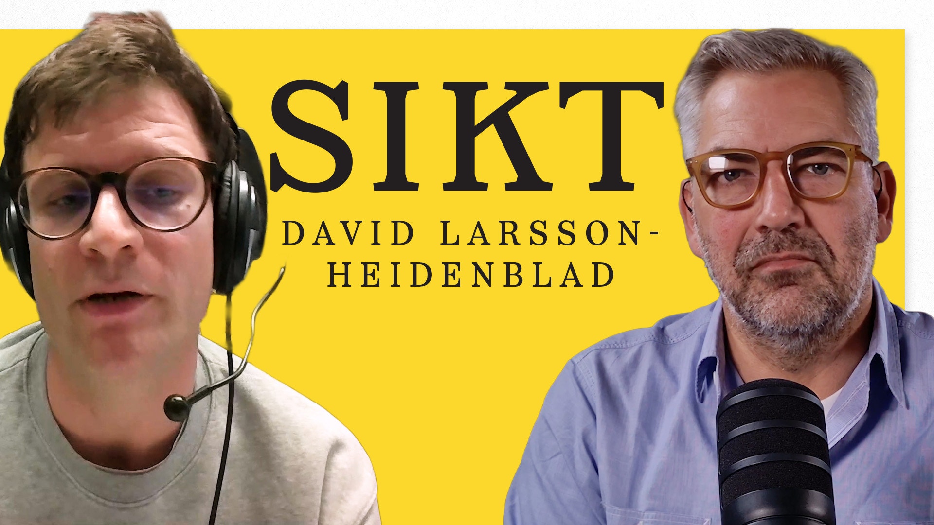 Två män i en podcaststudio med mikrofoner framför en gul bakgrund med SIKT-logotyp och texten "David Larsson-Heidenblad".