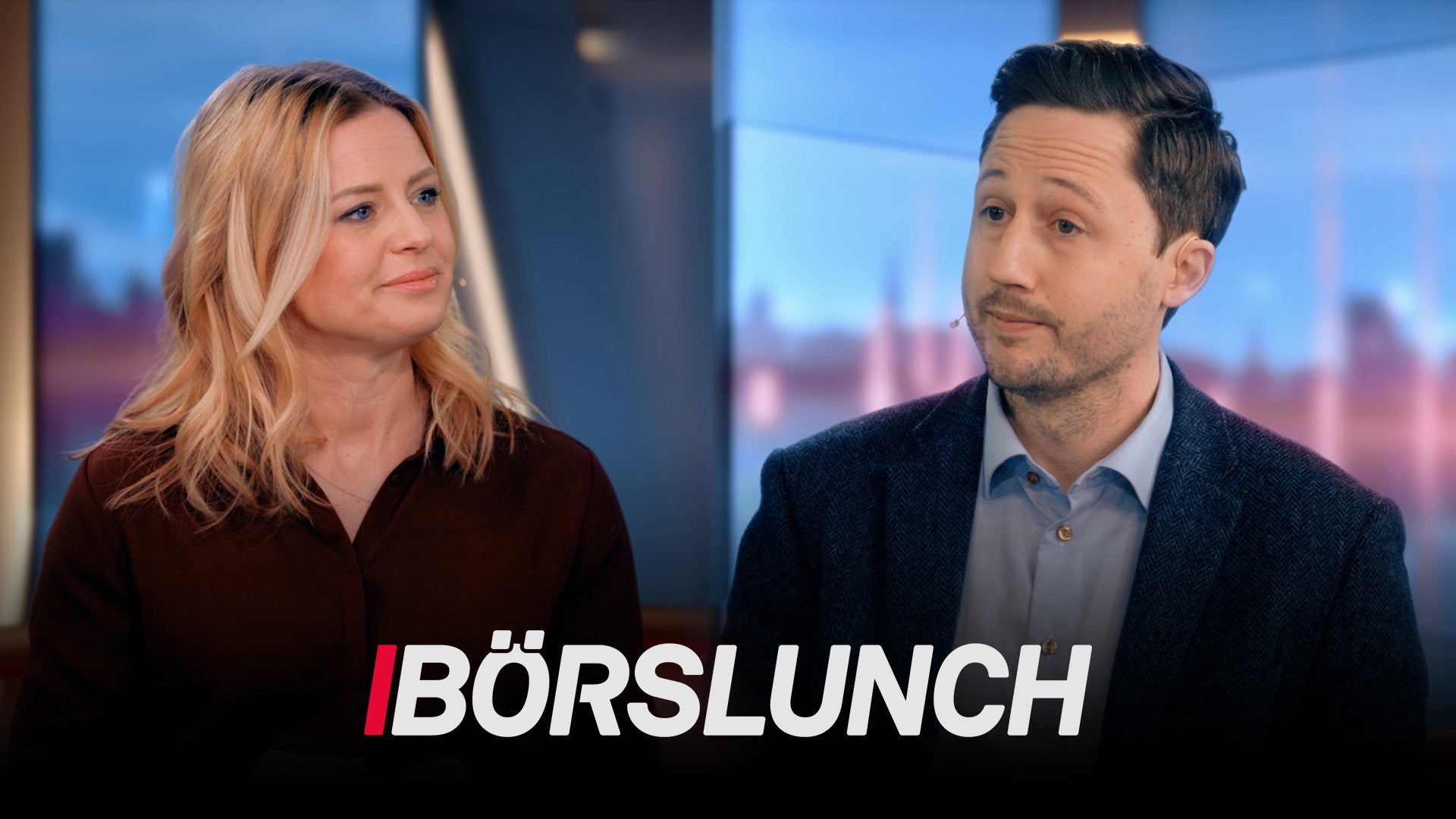 Två personer i professionell miljö framför stadsutsikt med texten Börslunch