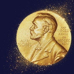Guldmedalj med Alfred Nobels profil mot en mörkblå bakgrund.