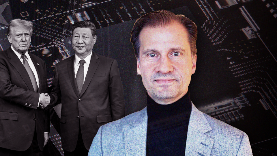 Porträtt av man i ljusblå kavaj och svart polotröja med två män i kostym som skakar hand i bakgrunden.