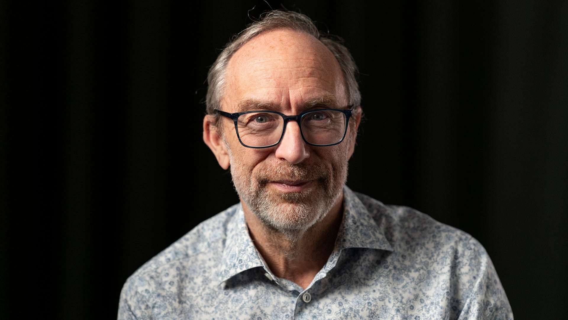 Jimmy Wales tog Wikipedia från skämt till sanningsdokument – nu vill han hjälpa andra.