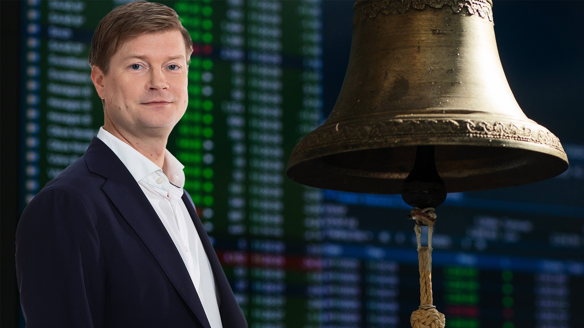 EFN:s analytiker Peter Hedlund står bredvid en ringklocka, som rings i när ett bolag noteras på börsen.