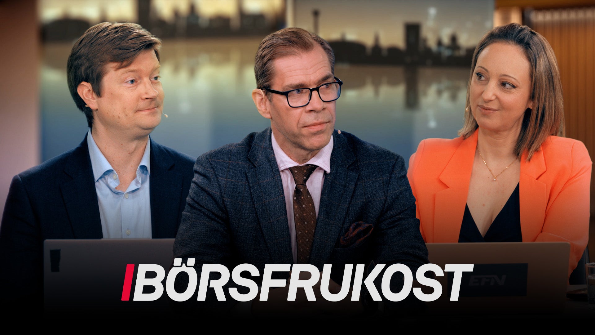 Tre personer i en studiomiljö för finansiell diskussion, med texten Börsfrukost synlig längst ner.