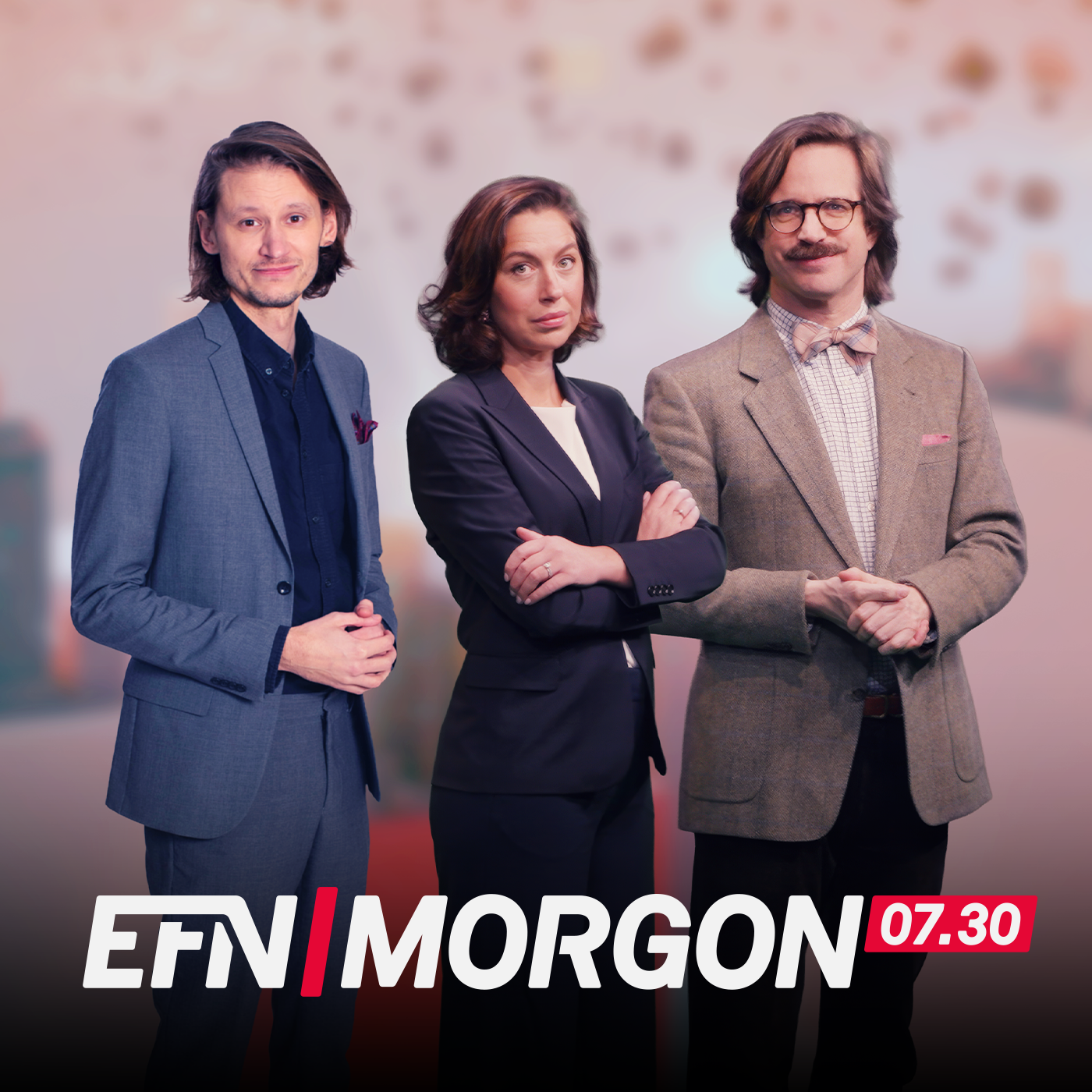 Tre programledare för EFN Morgon 07.30 står framför en suddig bakgrund. Från vänster: man i beige kavaj och glasögon, kvinna i svart blazer med armarna i kors, och man i svart kavaj och blå skjorta.