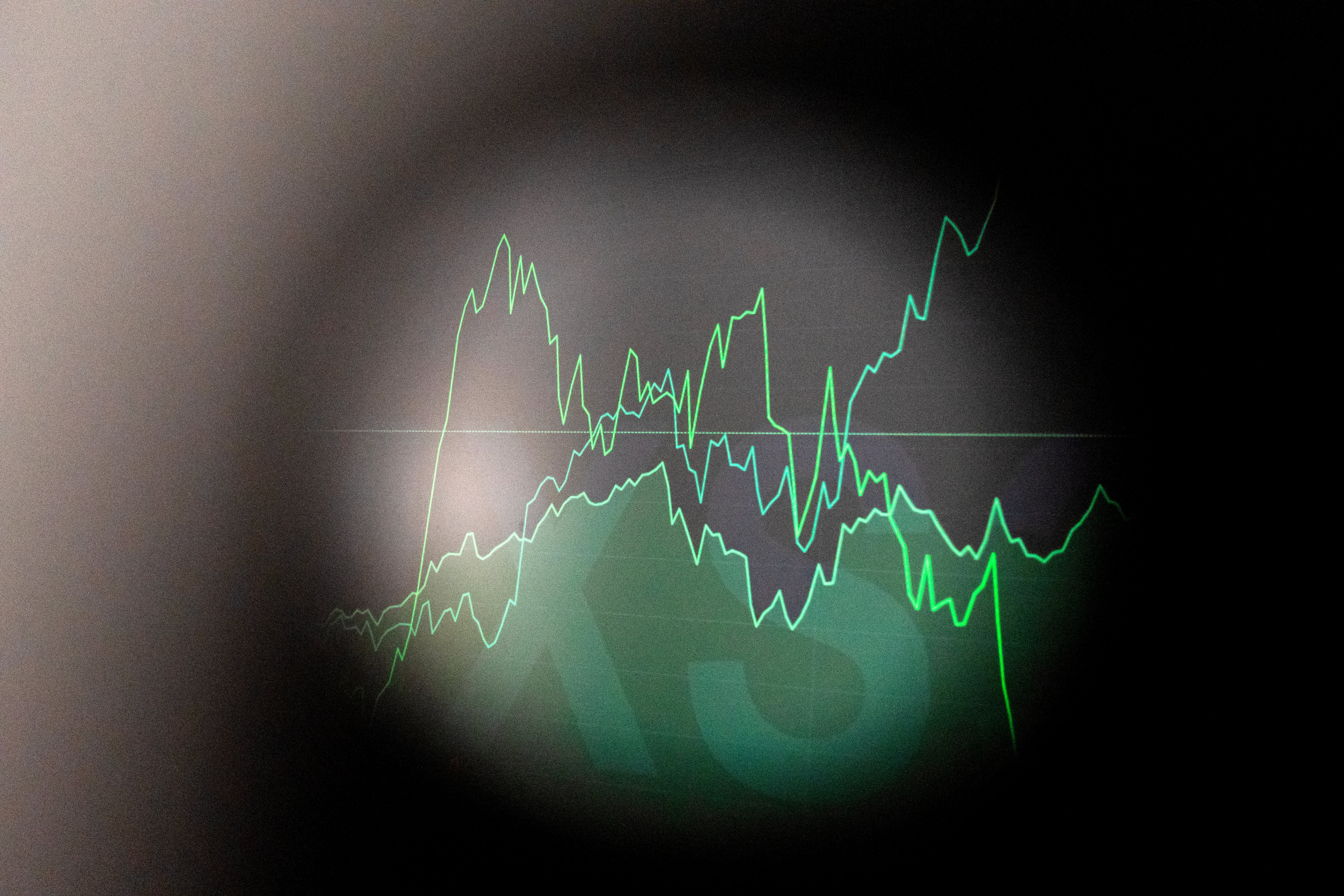 Grafisk illustration av finansiella trendlinjer i grönt neon mot mörk bakgrund, som visar växlande kurvor för marknadsutveckling eller statistik.