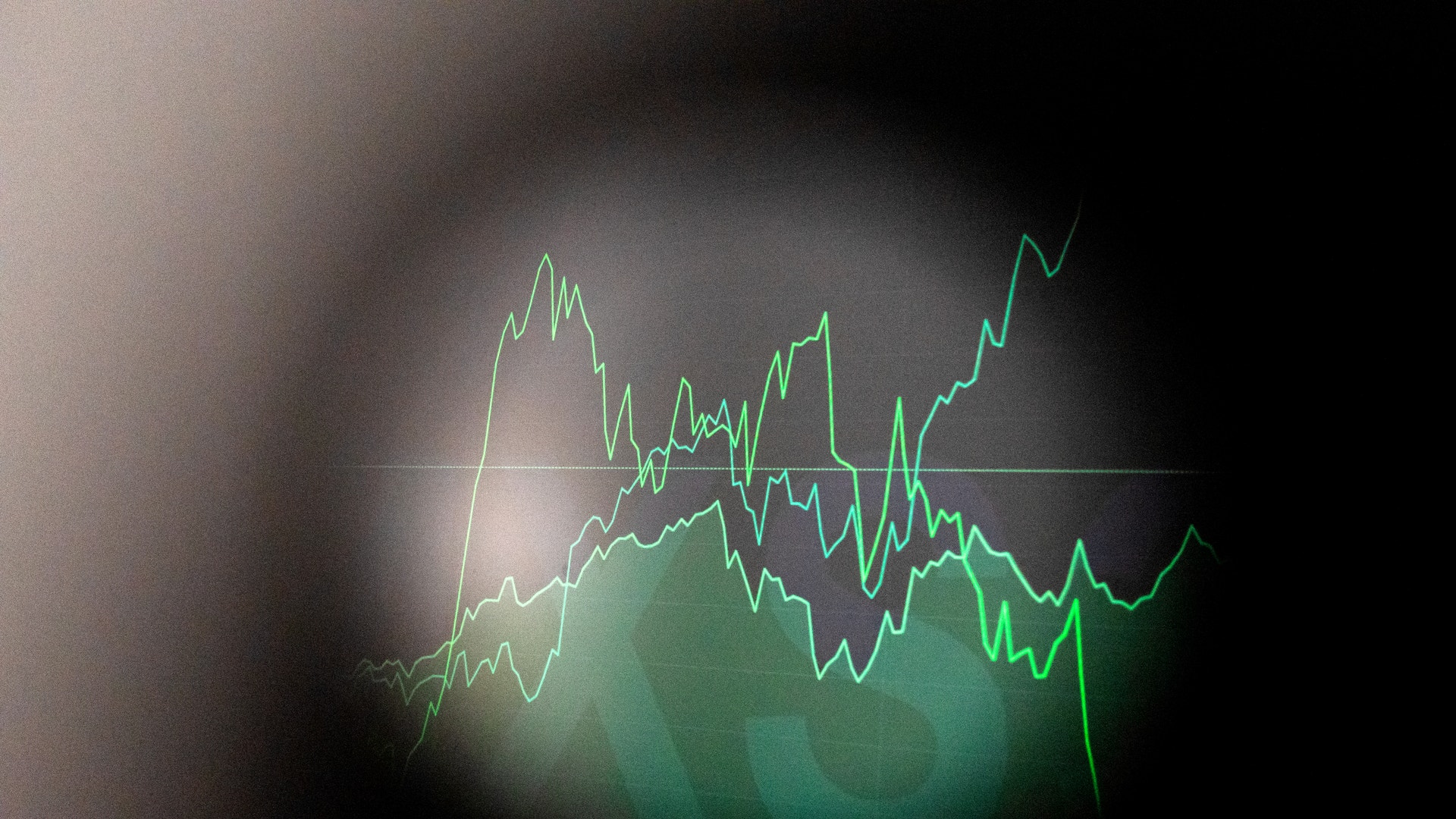 Grafisk illustration av finansiella trendlinjer i grönt neon mot mörk bakgrund, som visar växlande kurvor för marknadsutveckling eller statistik.
