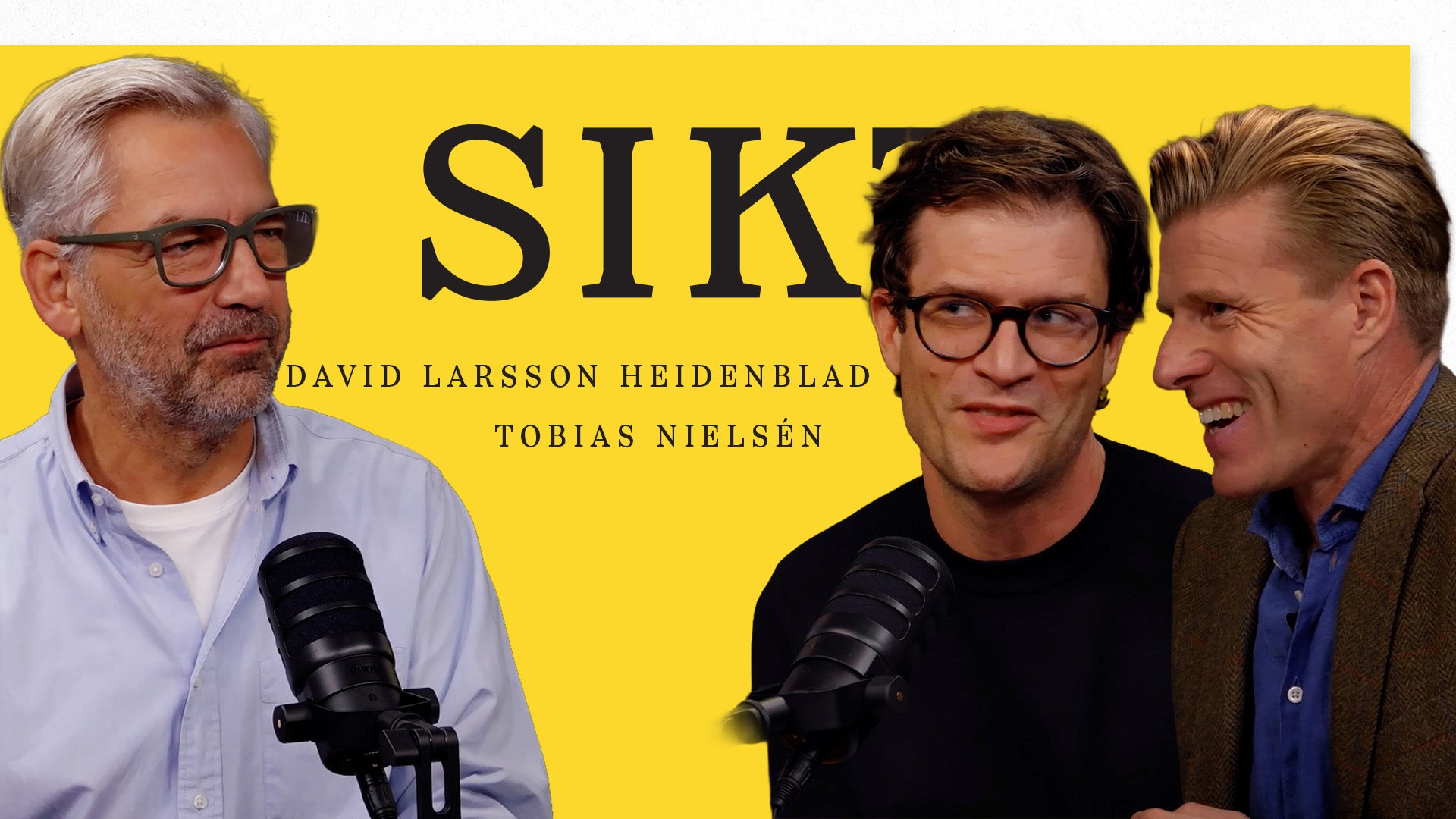 Tre män i podcaststudio med mikrofoner framför en gul bakgrund med texten SIKT.