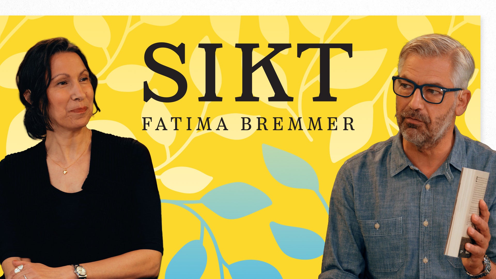 Podcast-omslag för SIKT med Fatima Bremmer. Två personer sitter mot en gul bakgrund med blå blomsterdetaljer. Till vänster en kvinna i svart tröja, till höger en man i blå skjorta som håller i en bok.