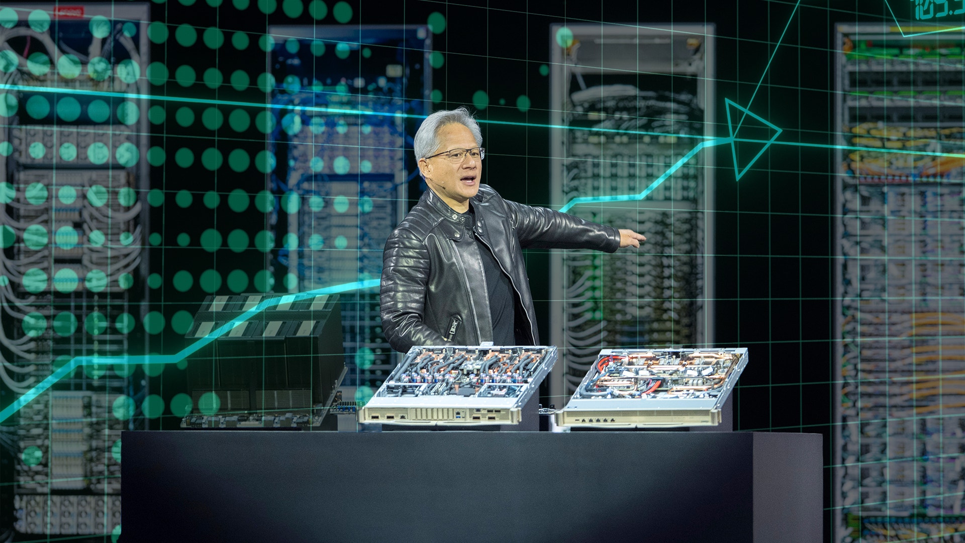 Nvidias vd håller i en presentation om företagets AI-chip.
