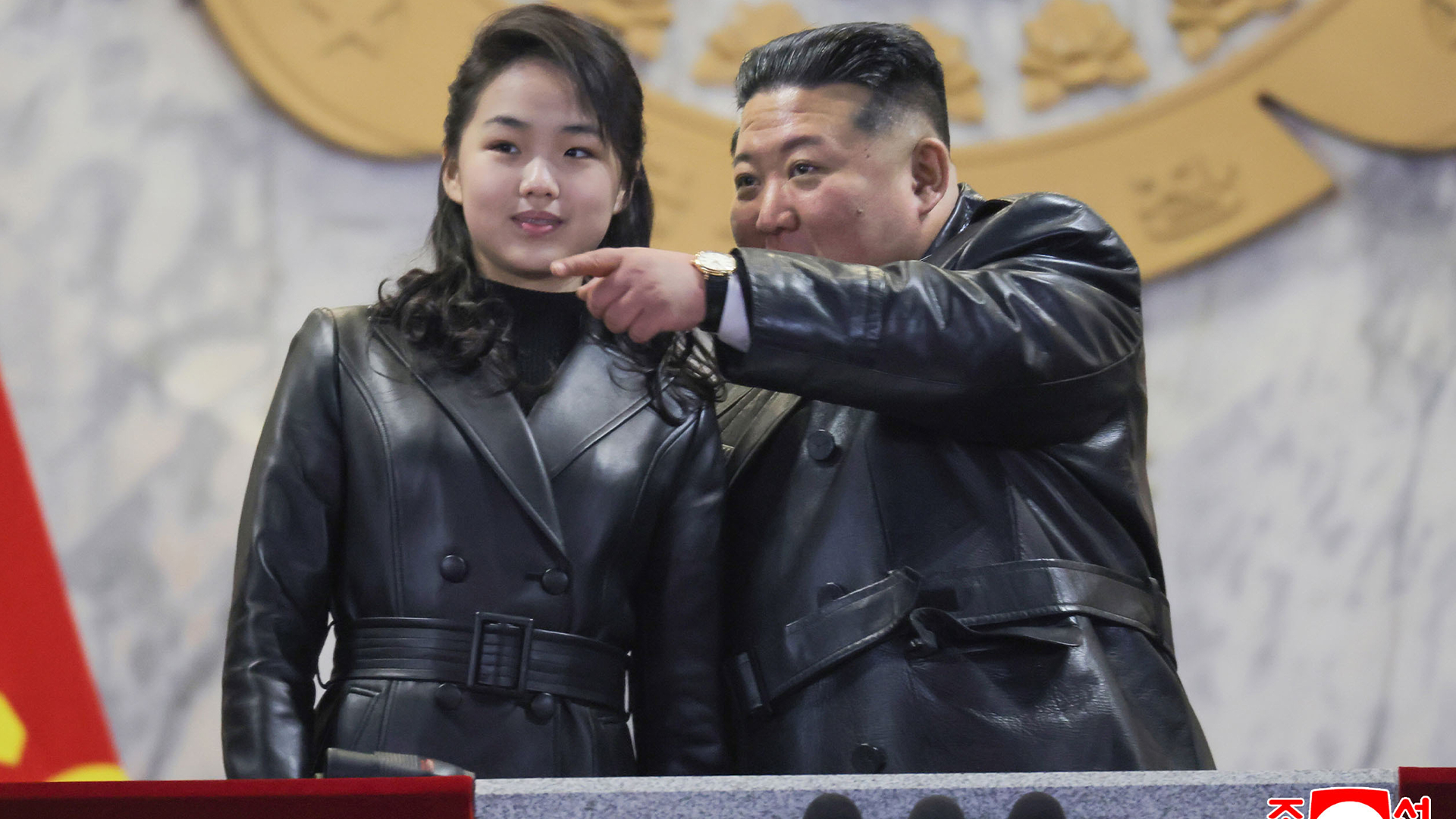 Kim Jong Un tillsammans med sin dotter Kim Ju Ae under militärparaden i Pyongyang på torsdagen.