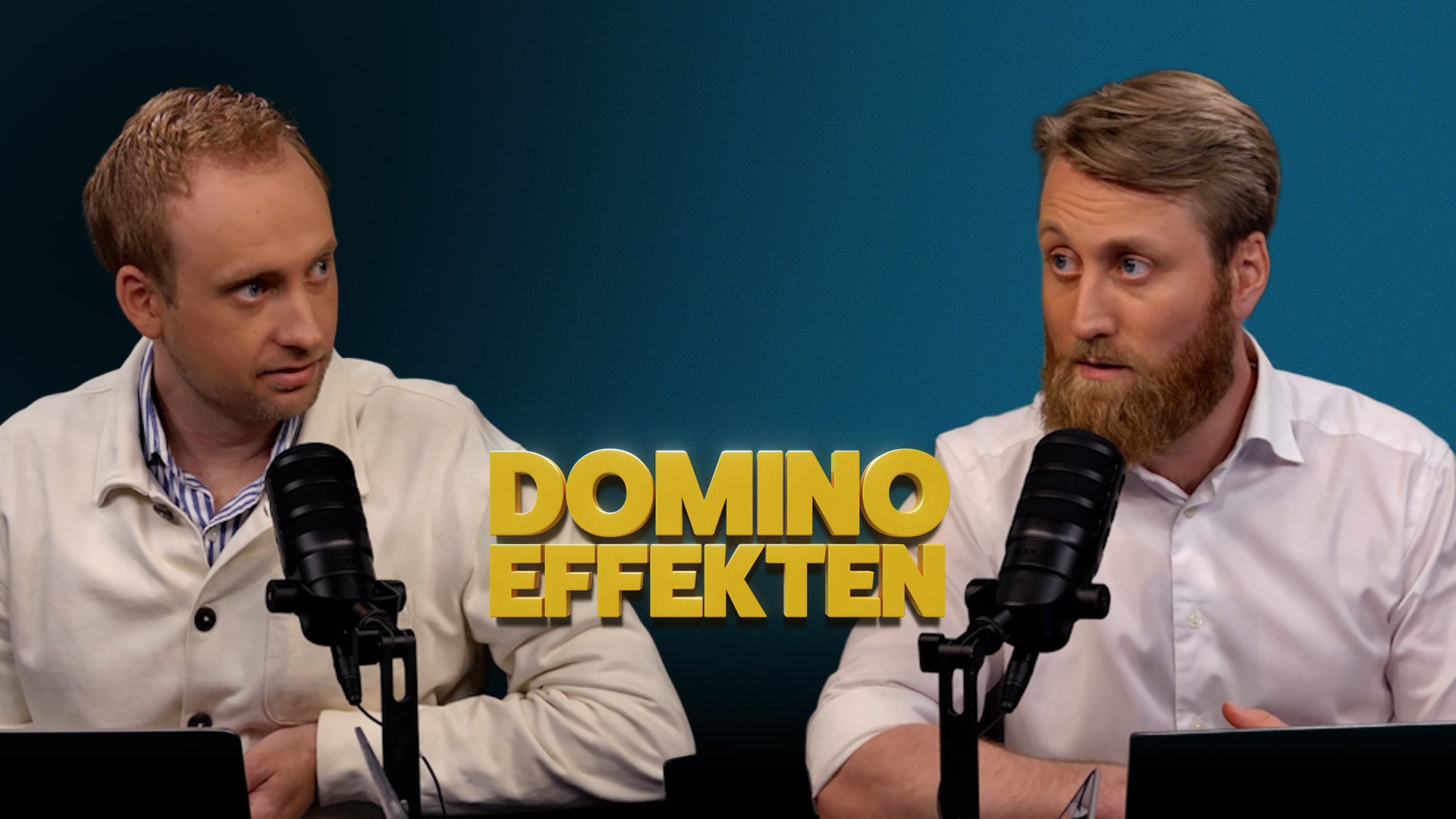 Två män sitter vid podcastmikrofoner mot blå bakgrund. Gul text i mitten säger 'DOMINOEFFEKTEN'.