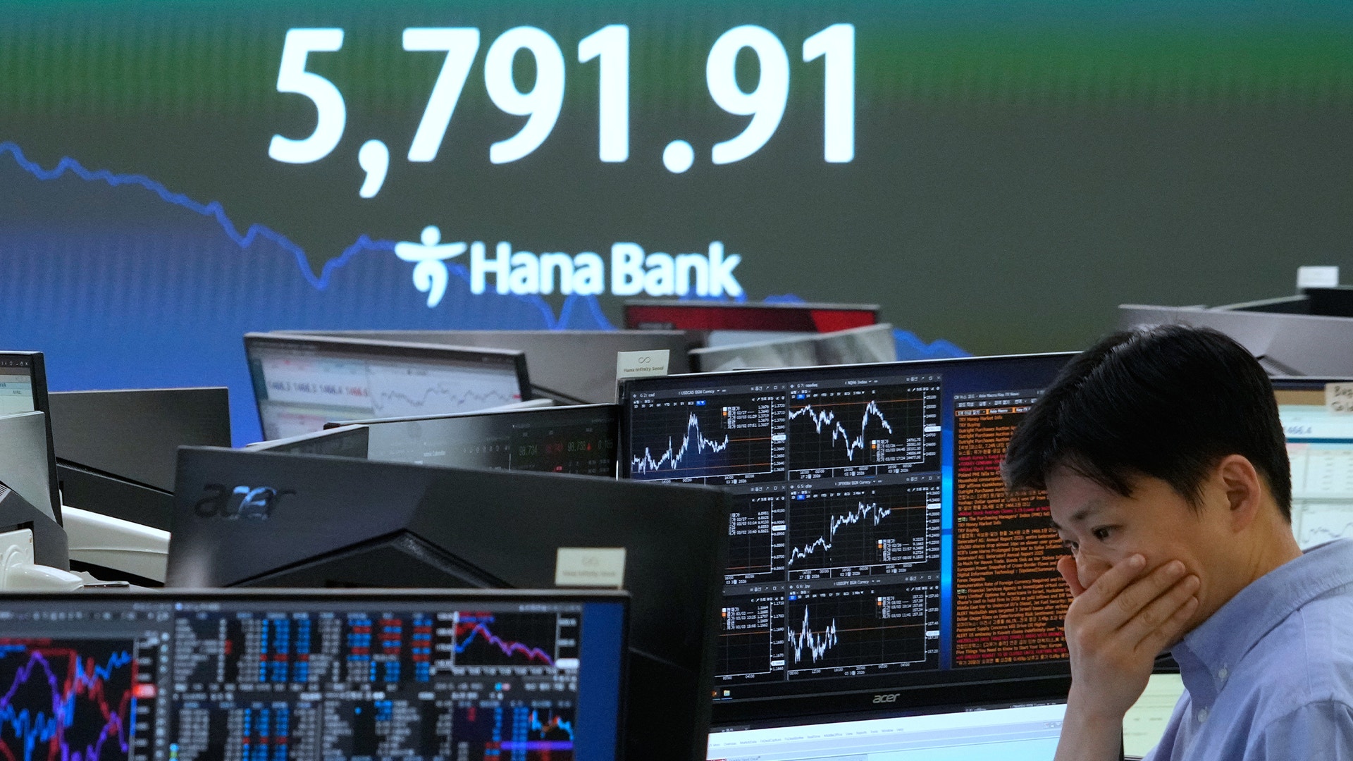 En valutahandlare på Hana Banks huvudkvarter i Seoul.