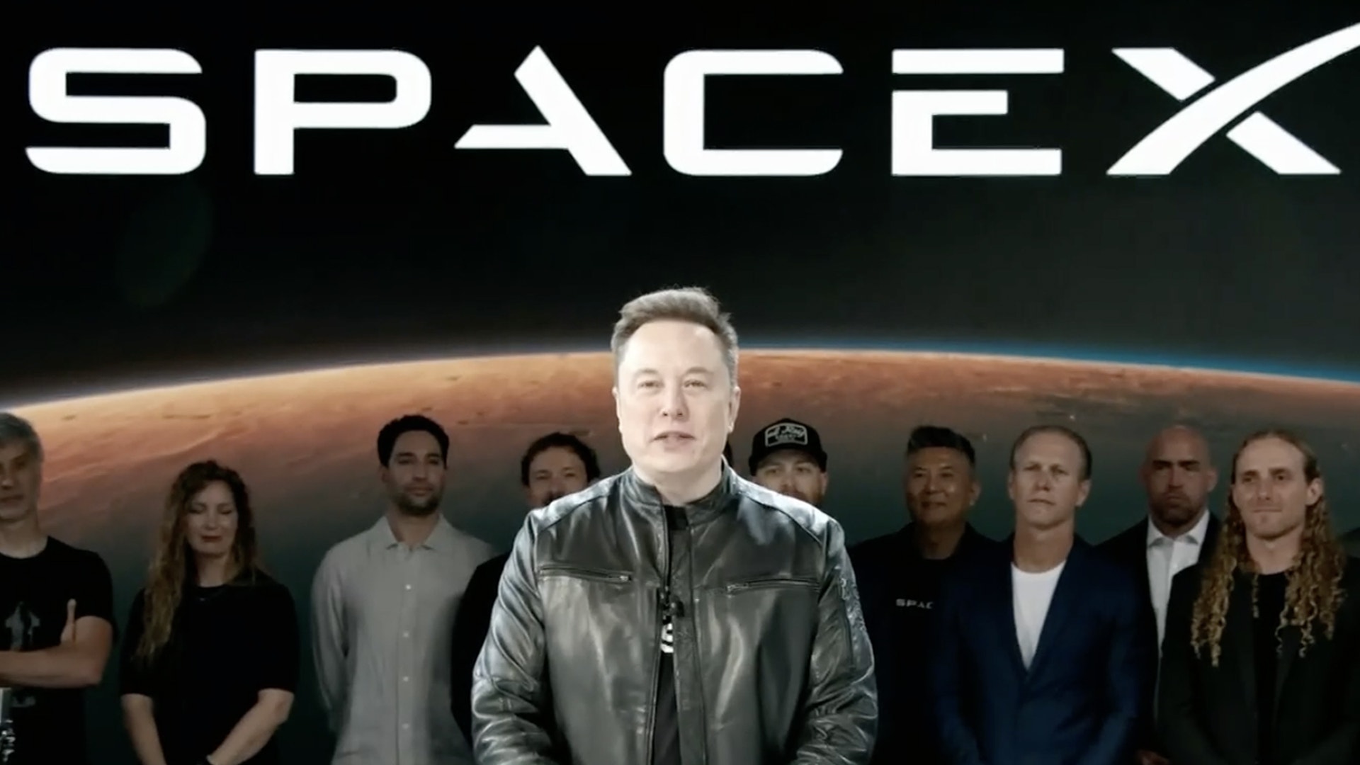 SpaceX-logotyp och ett team av människor framför en planet i rymden.