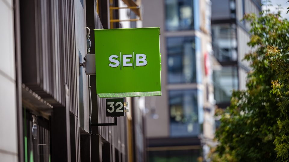 Bild på SEB-loggan utanför SEB-kontor