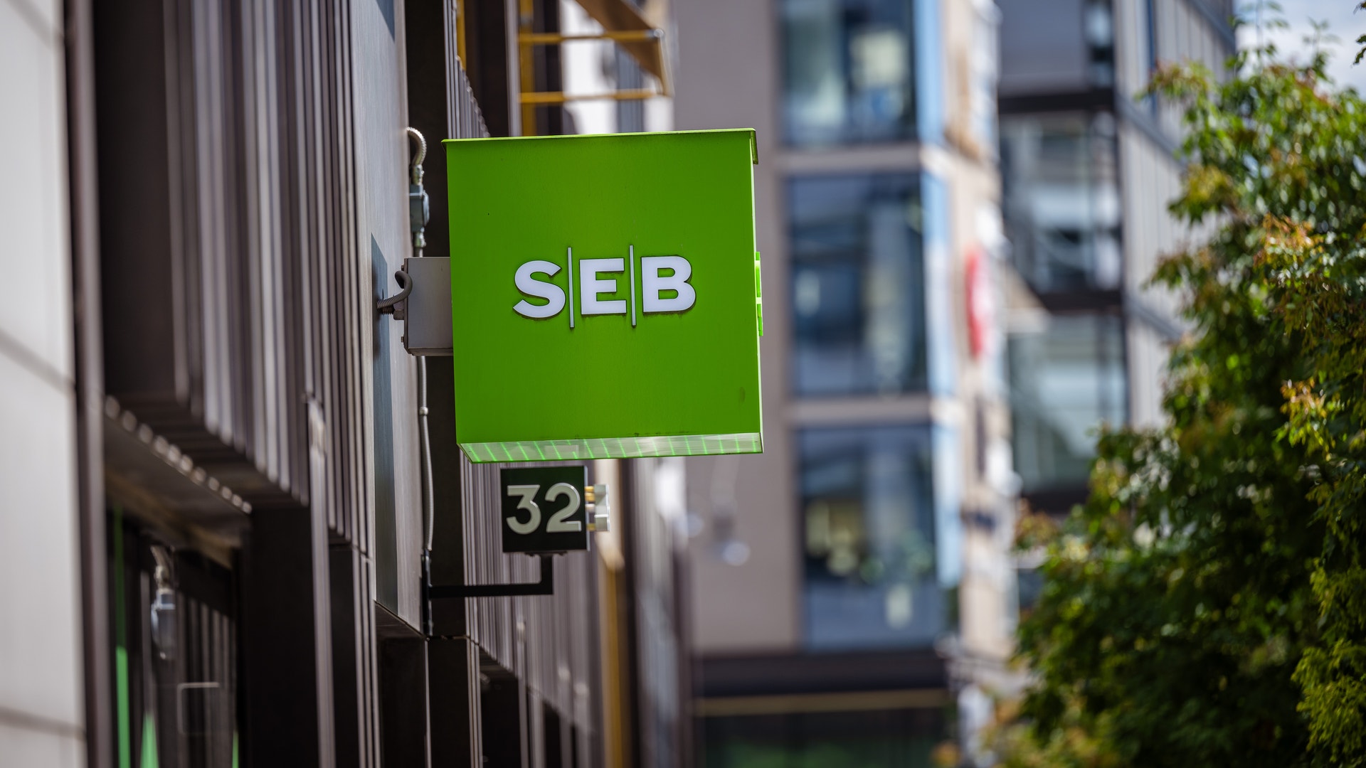 Bild på SEB-loggan utanför SEB-kontor