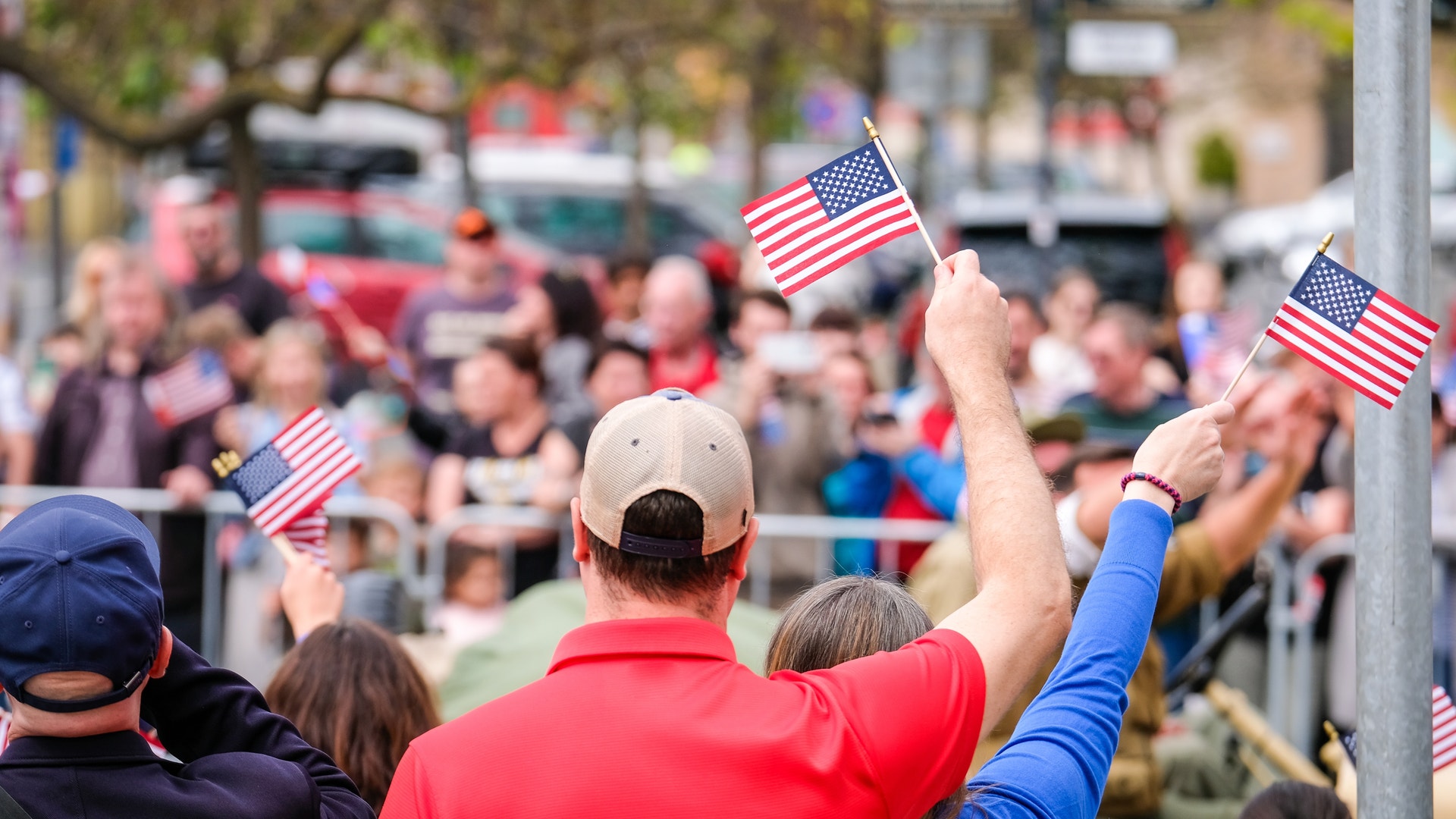 Amerikaner viftar med flaggan.
