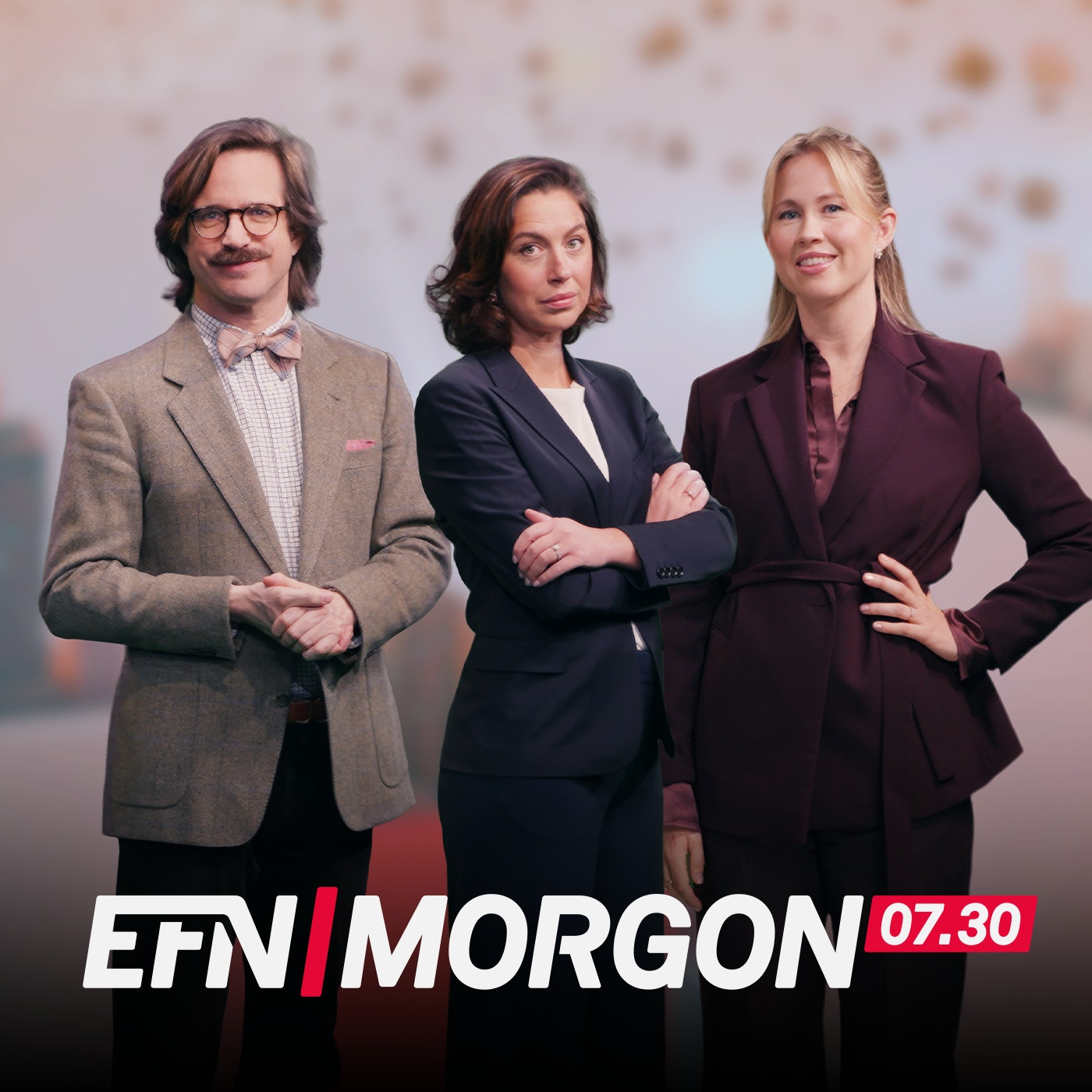 Tre programledare för EFN Morgon 07.30 står tillsammans framför en suddig bakgrund.