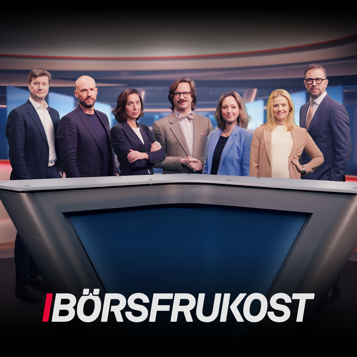 Sju personer står bakom ett studiobord med Börsfrukost-logotypen i en modern tv-studiomiljö.