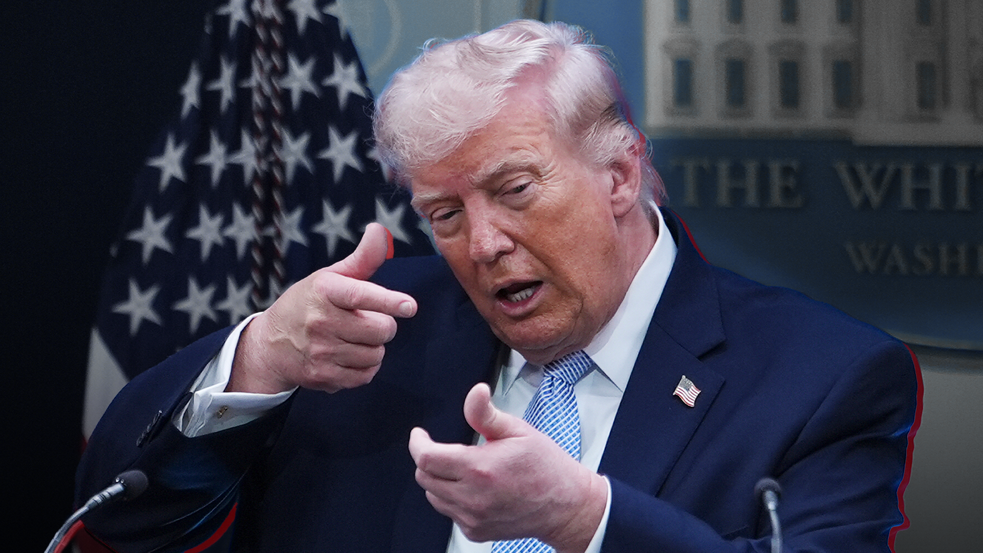 Man i mörk kostym och blå slips gestikulerar medan han talar framför amerikansk flagga och Vita Huset.
