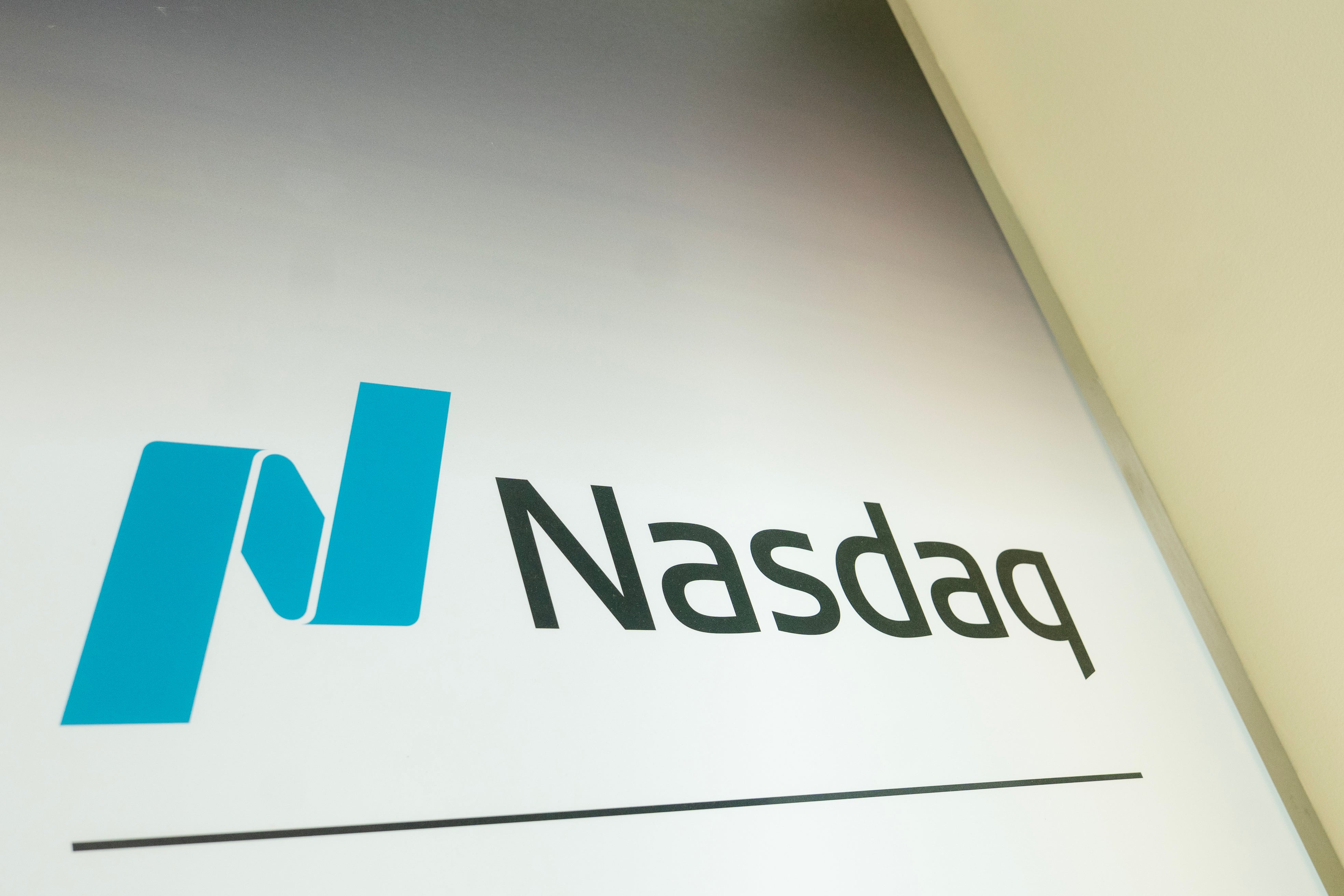 Nasdaq-logotypen med blå symbol och svart text på vit bakgrund