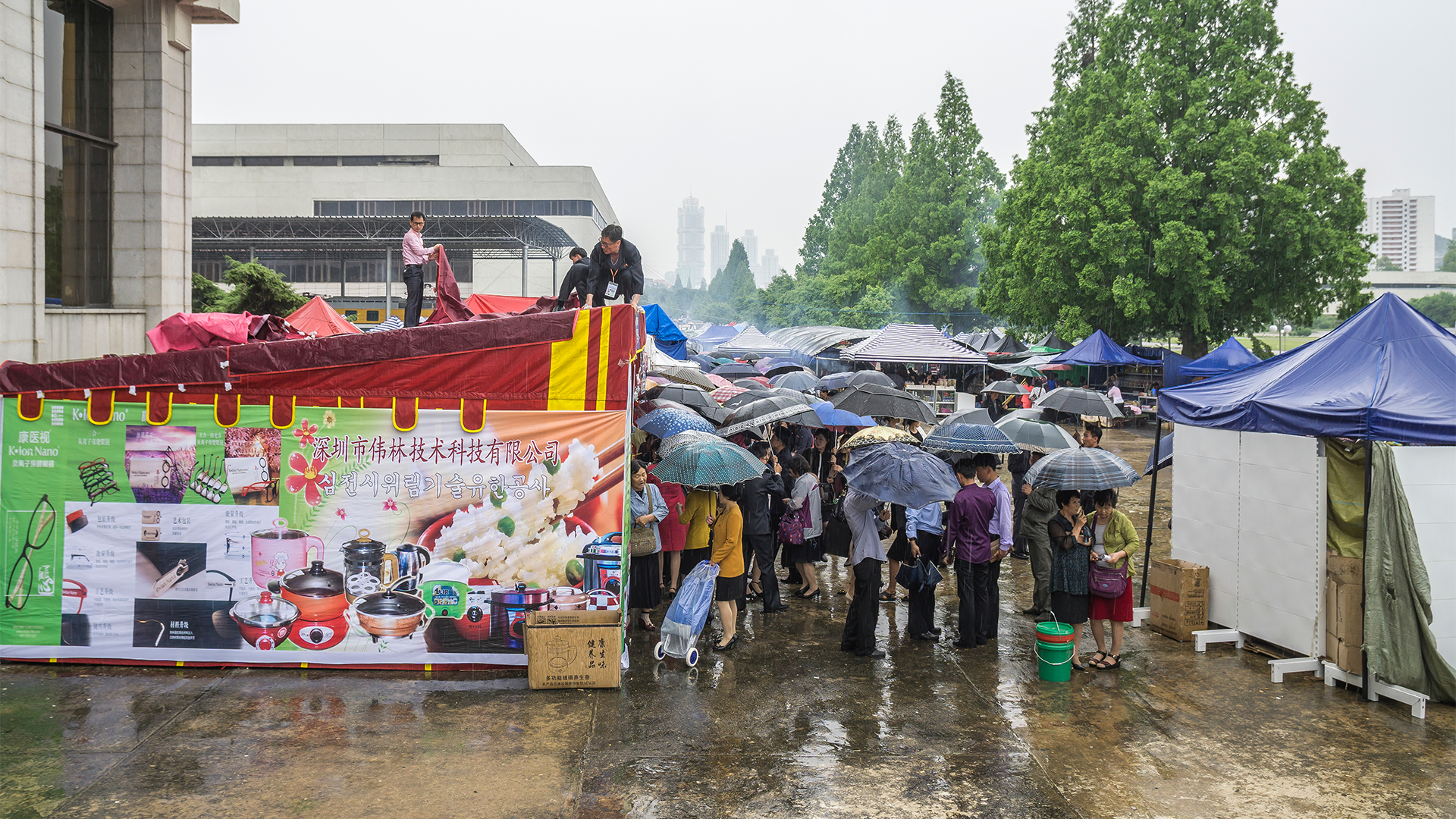 En regnig marknad i Nordkorea.