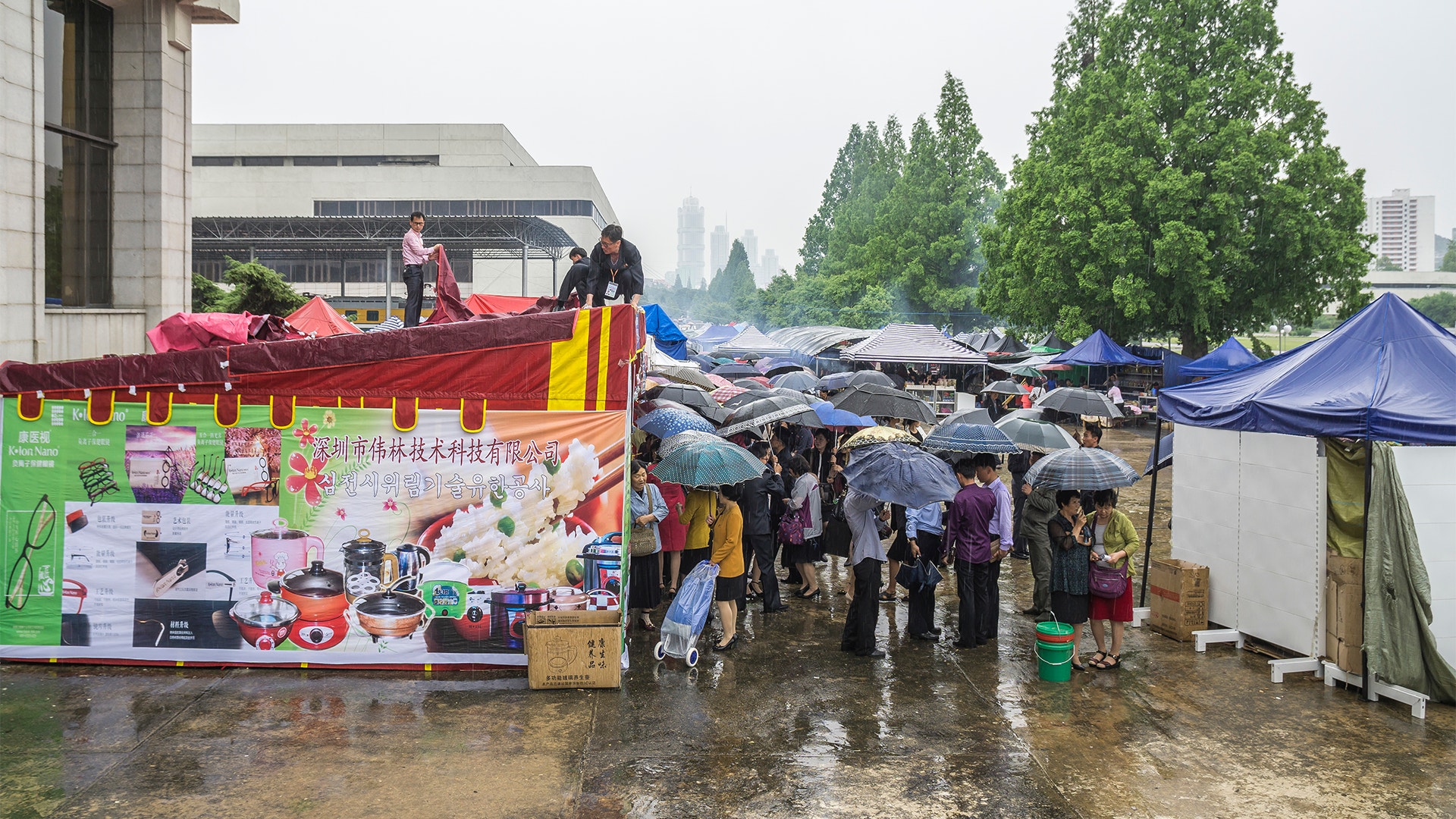 En regnig marknad i Nordkorea.