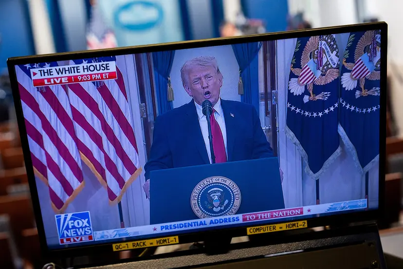 En TV-skärm visar en direktsänd presidentadress från Vita Huset på Fox News.