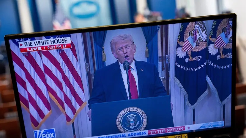 En TV-skärm visar en direktsänd presidentadress från Vita Huset på Fox News.