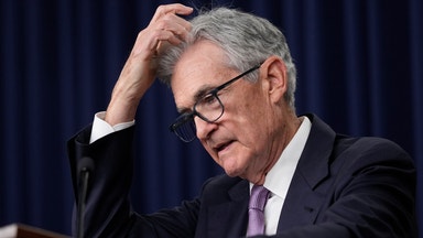 Trump hotar Fed-chefen igen – dollarn faller