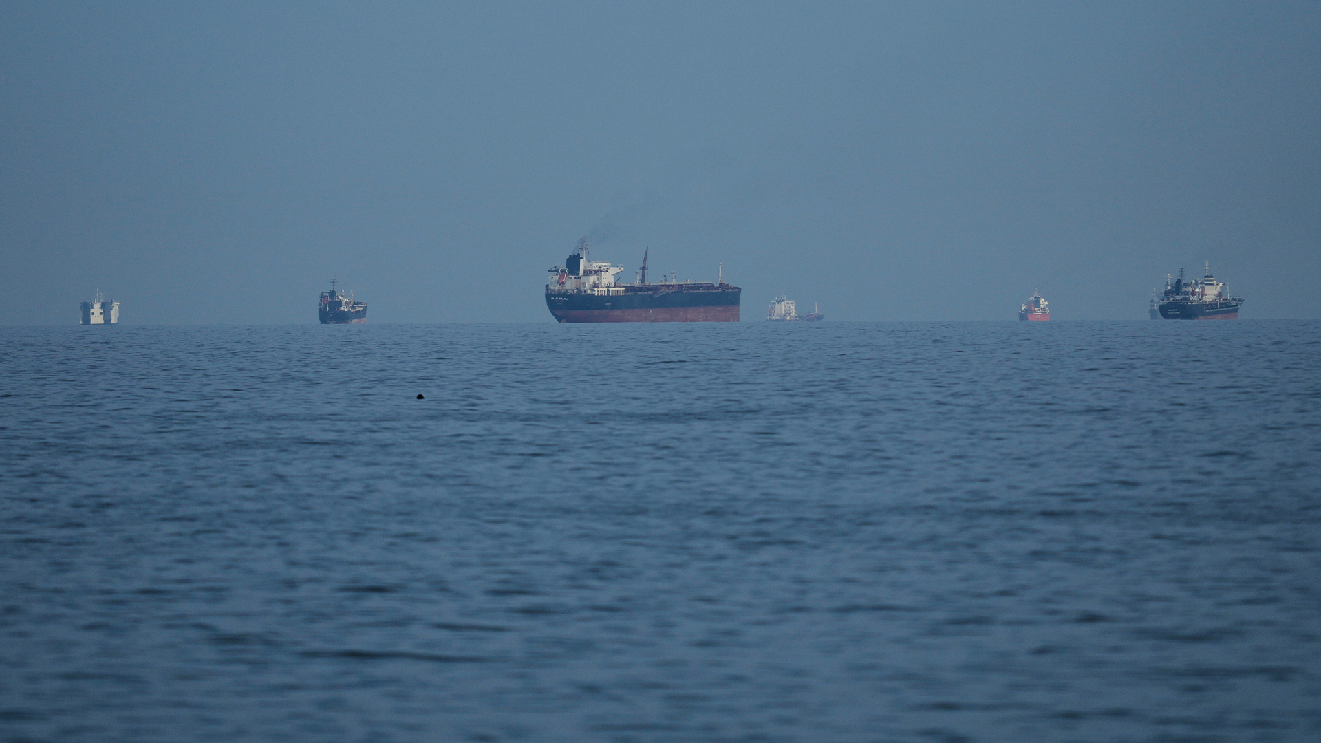 Flera lastfartyg ankrade på öppet hav