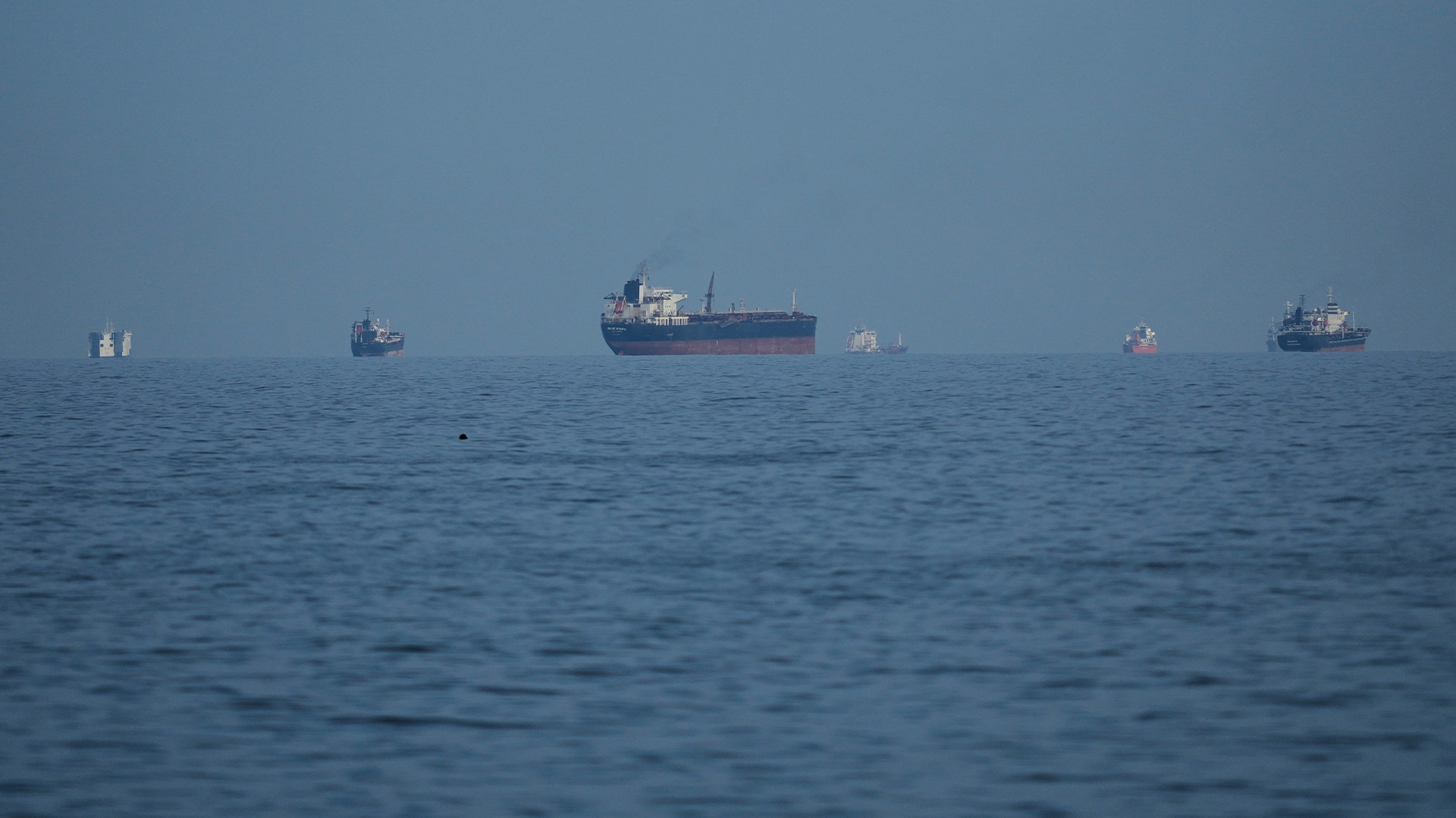Flera lastfartyg ankrade på öppet hav