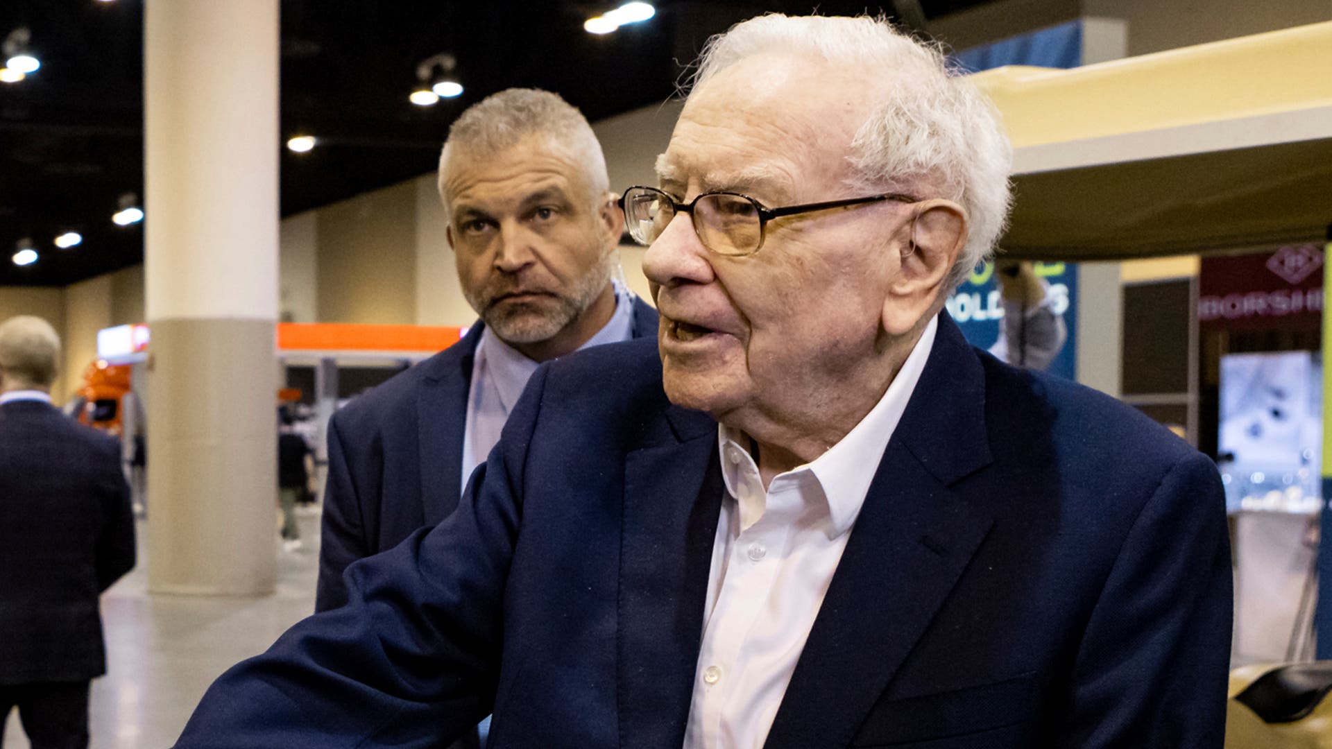 Rekordkassa och kraftig vinst för Buffetts Berkshire Hathaway
