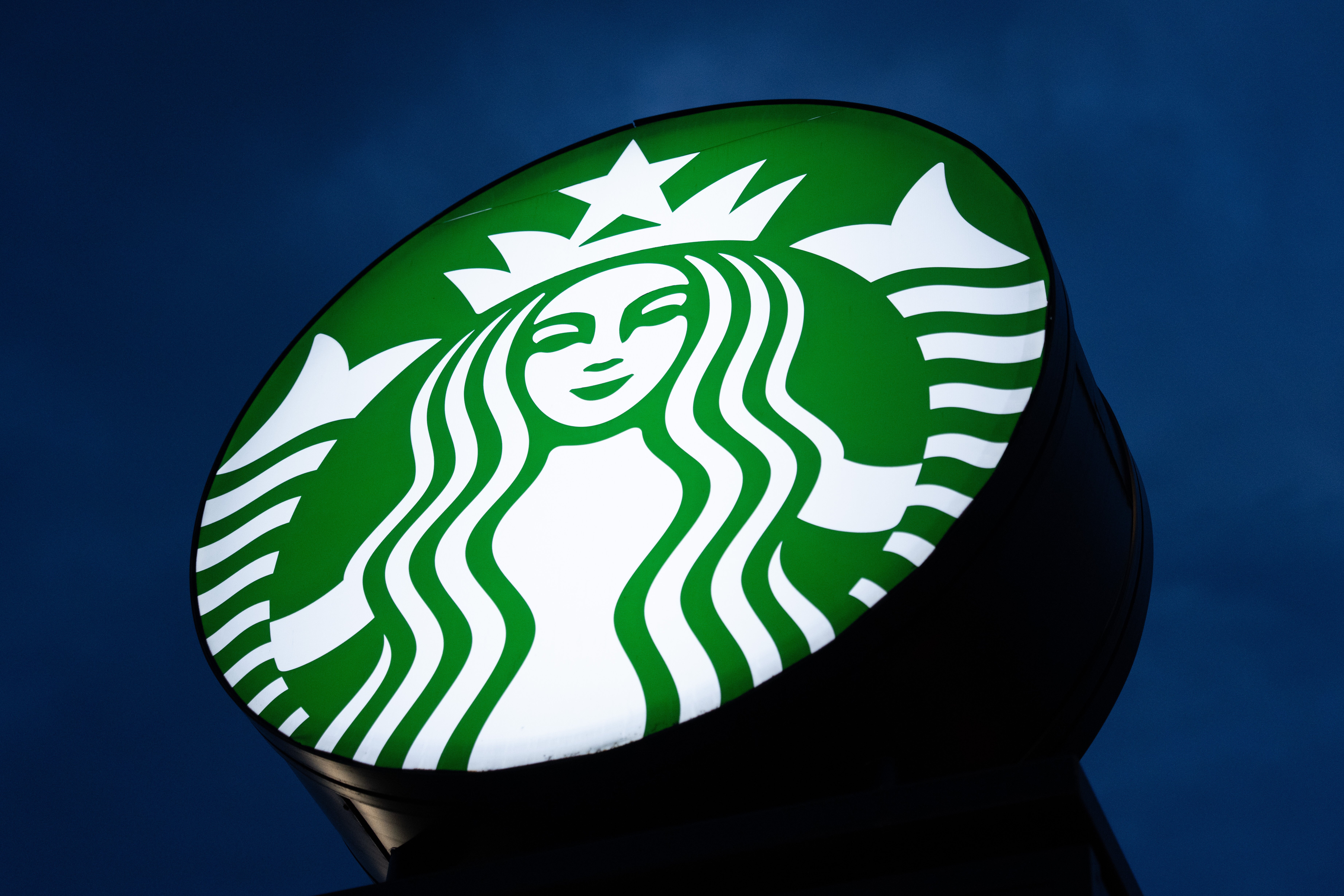 Starbucks logotyp med en grön och vit siren på blå bakgrund