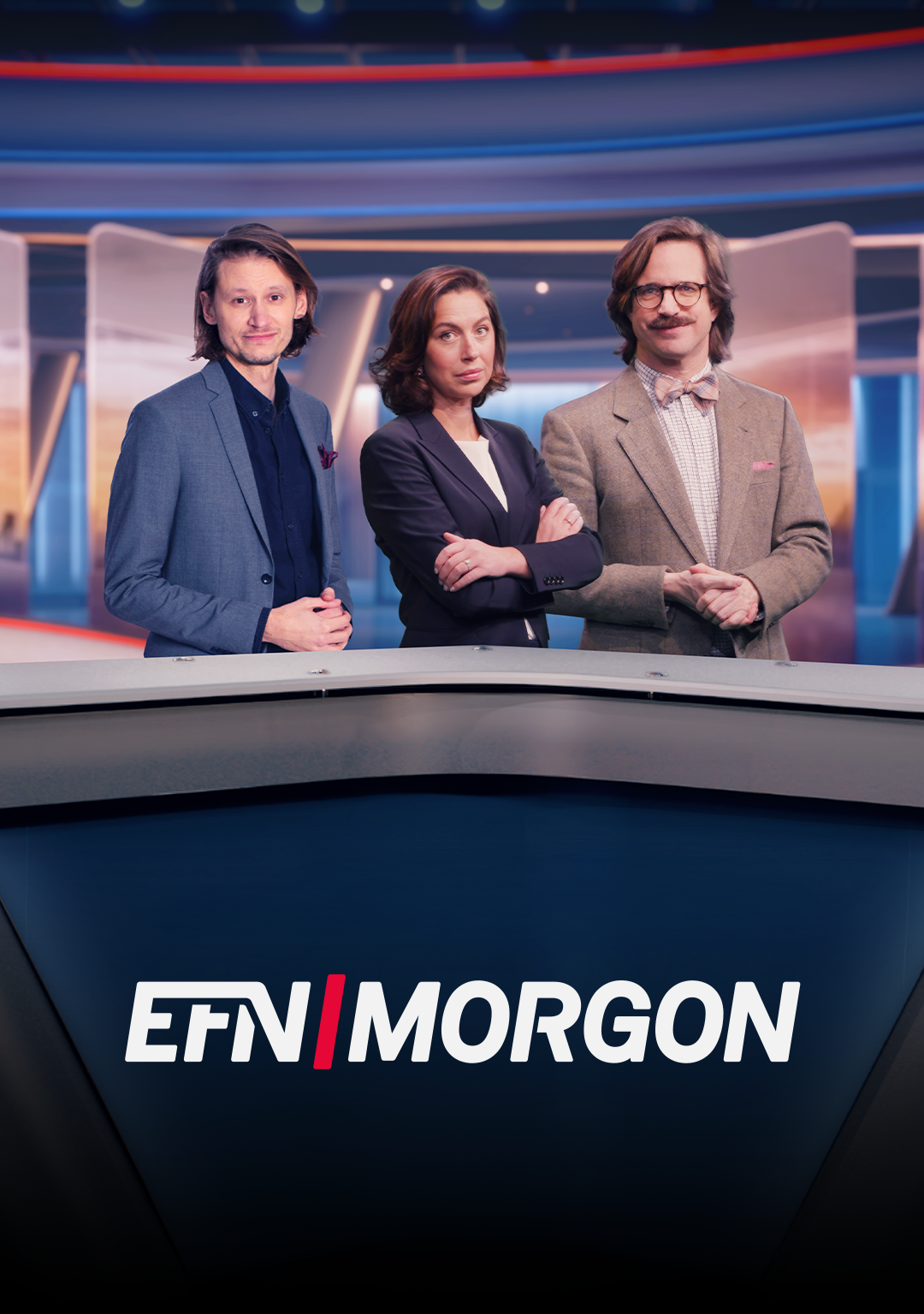 Tre nyhetsankare i EFN Morgon-studion vid ett skrivbord med blå bakgrund och röda dekorativa linjer.