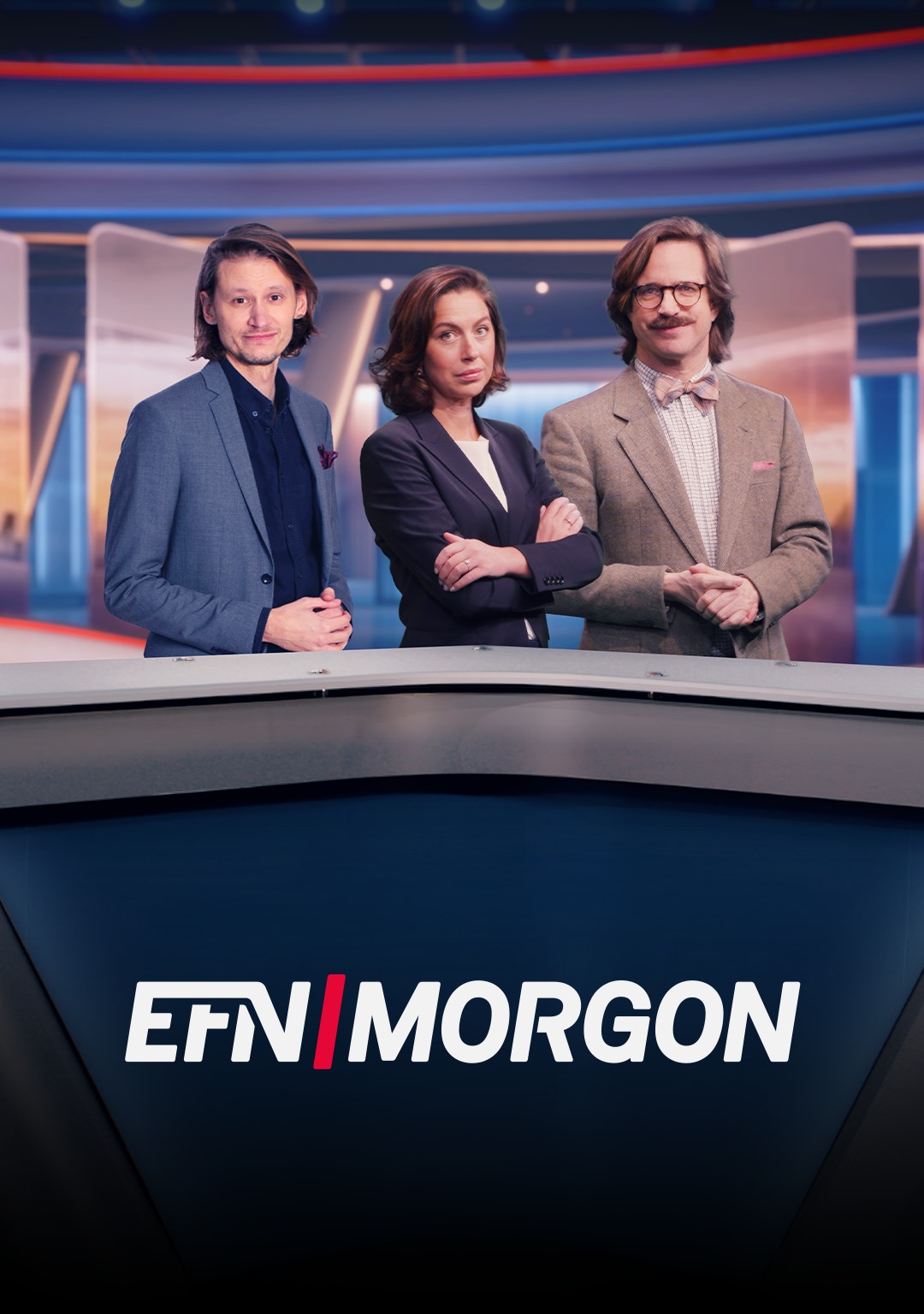 Tre nyhetsankare i EFN Morgon-studion vid ett skrivbord med blå bakgrund och röda dekorativa linjer.
