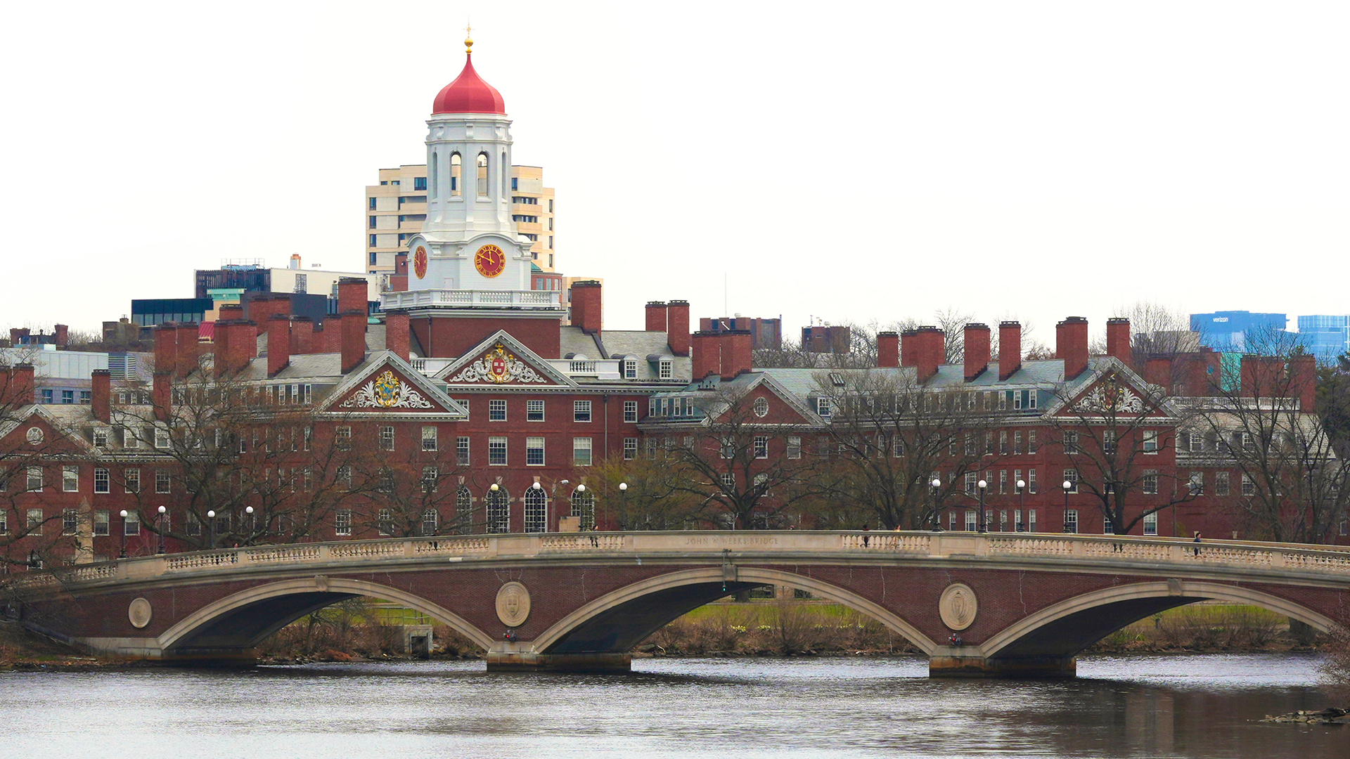 Harvard university med en bro i förgrunden.