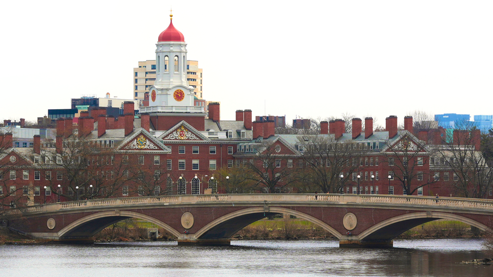Harvard university med en bro i förgrunden.