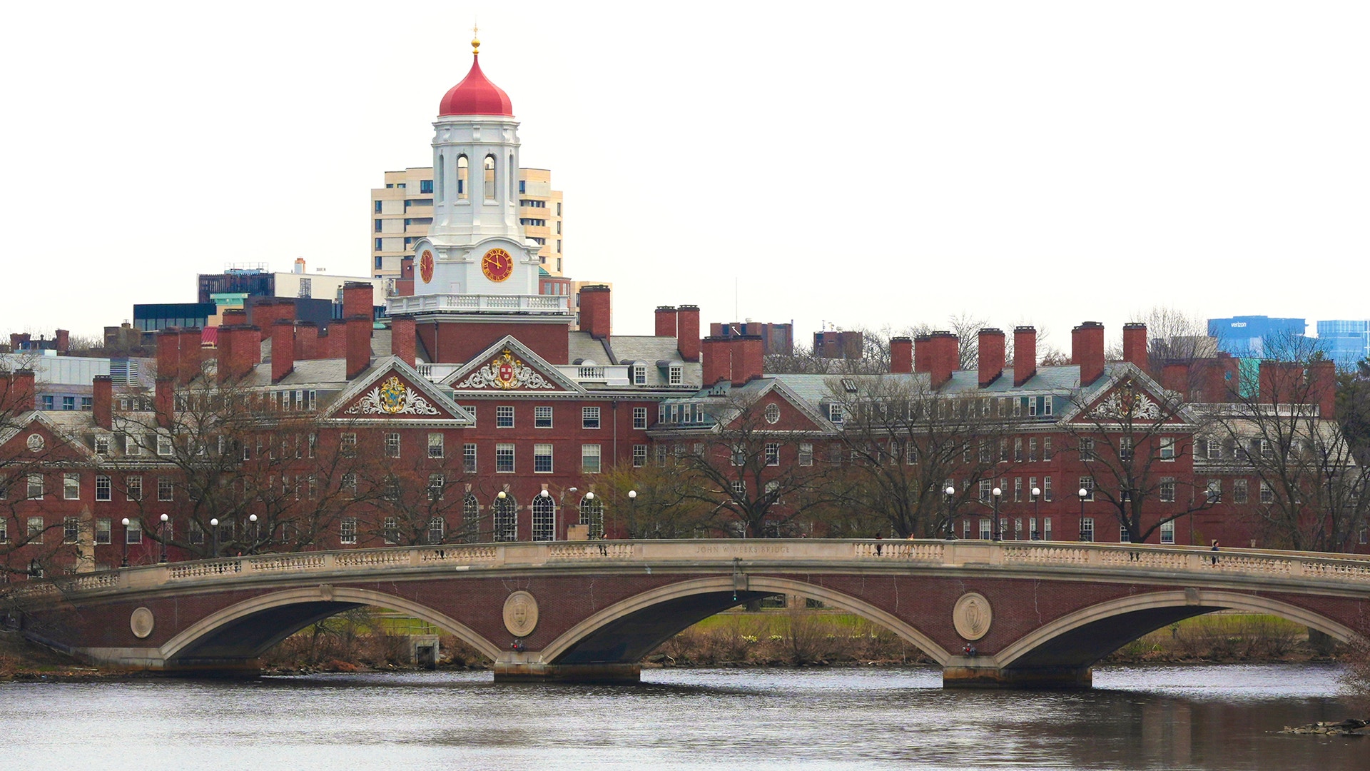 Harvard university med en bro i förgrunden.