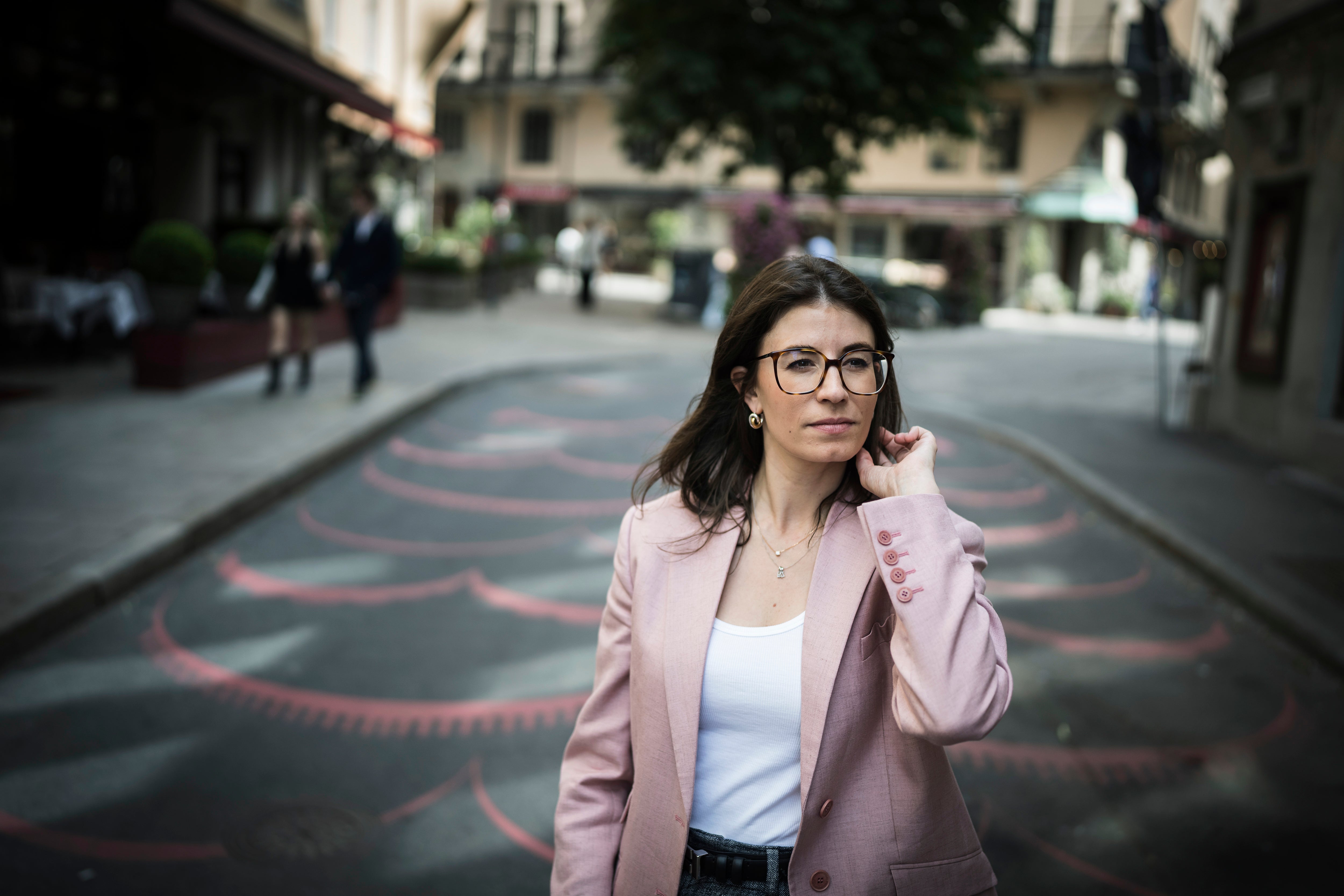 Hanna Andreen iklädd rosa kavaj på gatan.