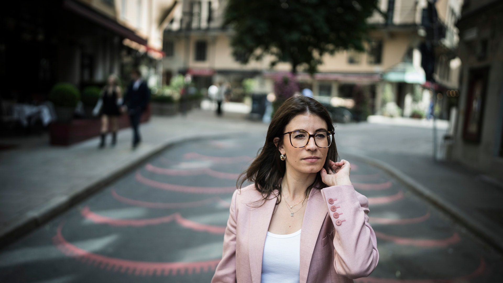 Hanna Andreen iklädd rosa kavaj på gatan.