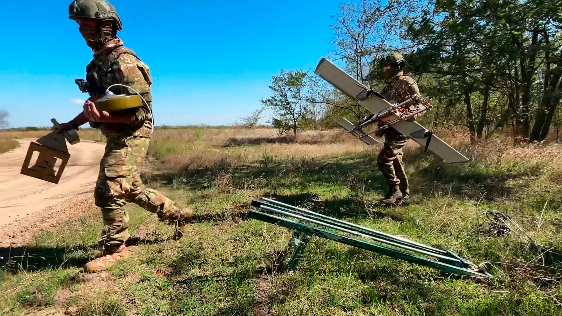 Ryska soldater hanterar en drönare i Ukraina. Bild från ryska försvarsministeriet.
