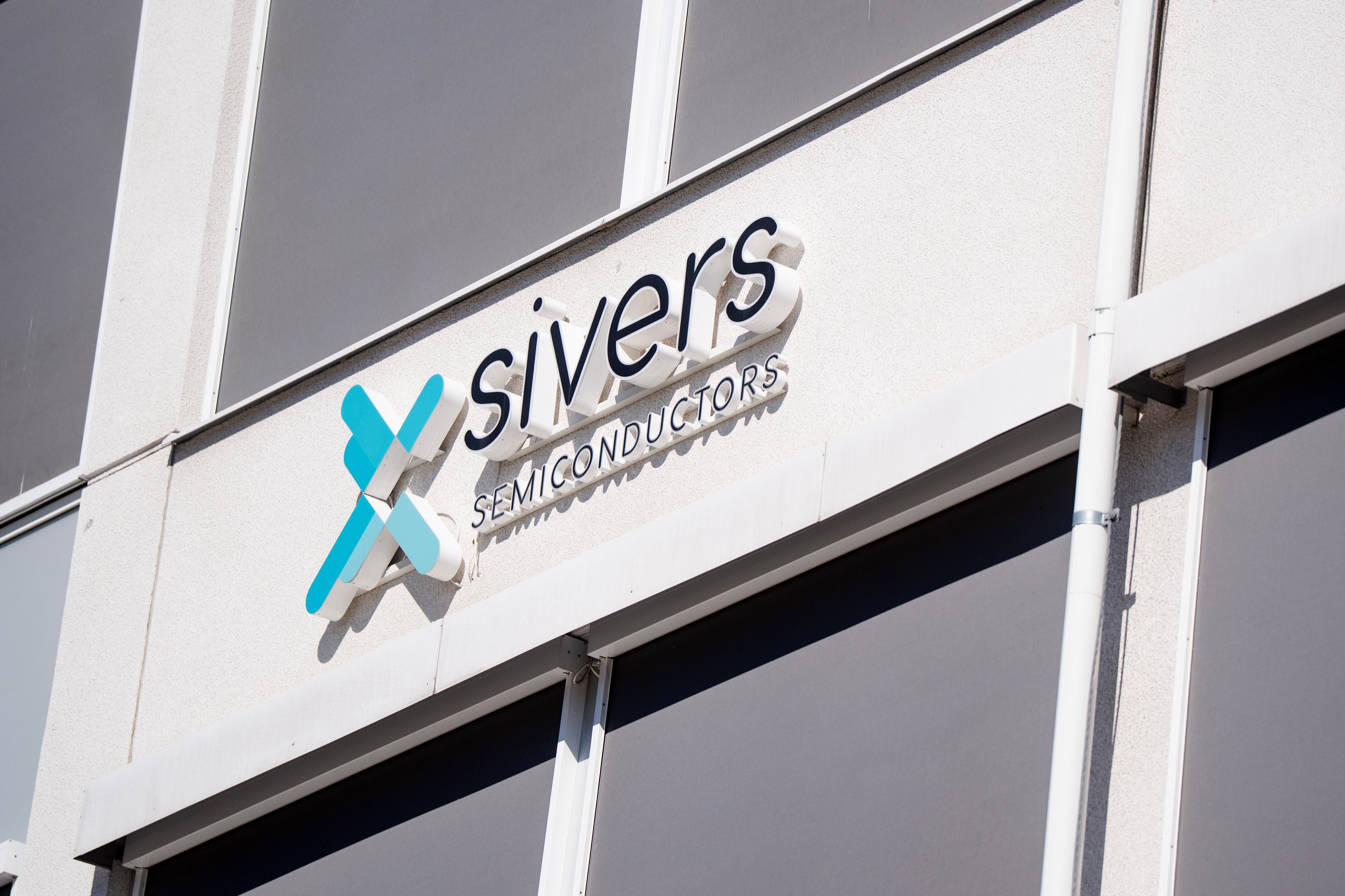 Företagsskylt för Sivers Semiconductors på en byggnadsfasad