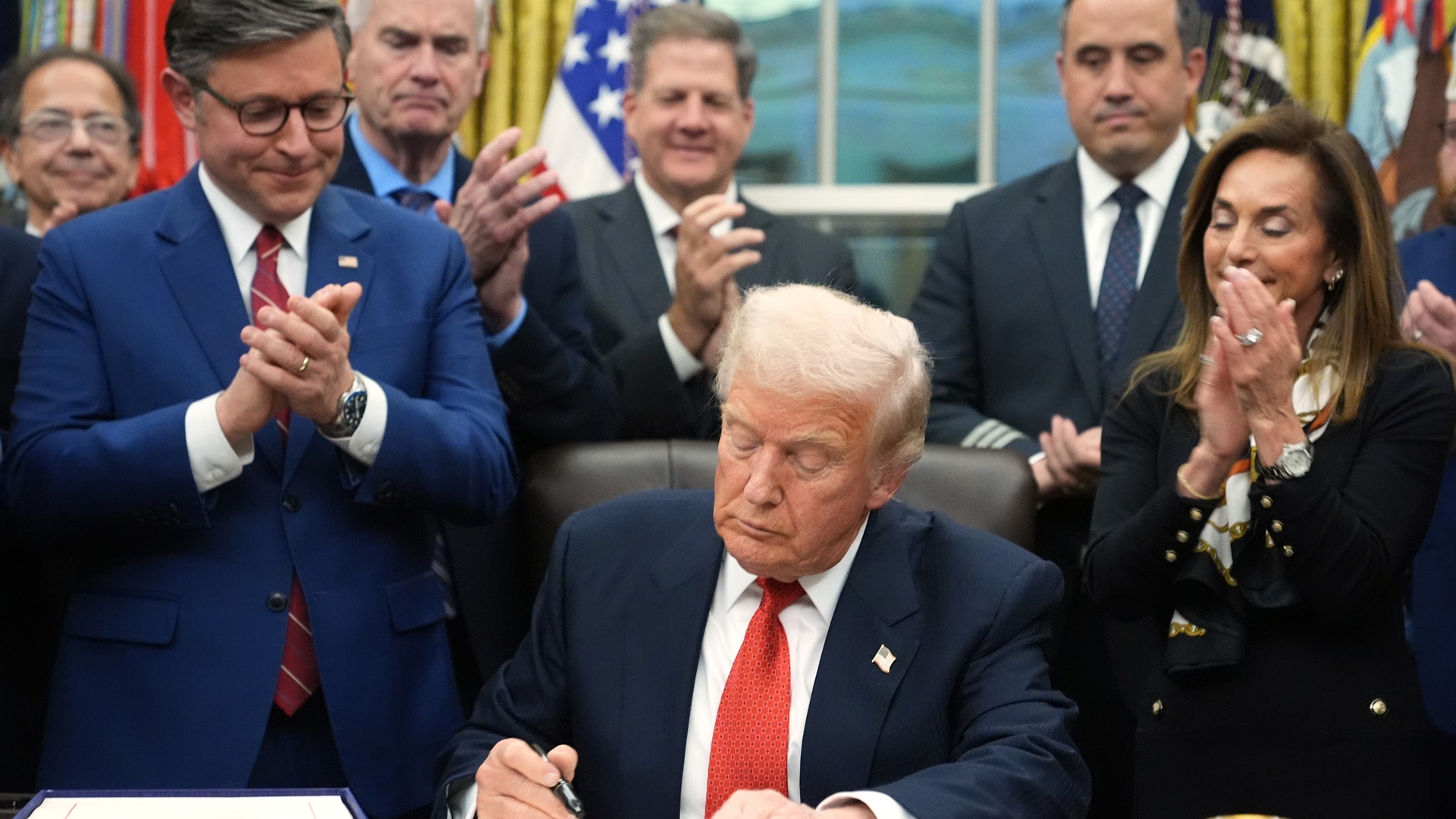 USA:s president Donald Trump undertecknar förslaget som markerar ett slut på den rekordlånga federala nedstängningen i landet.