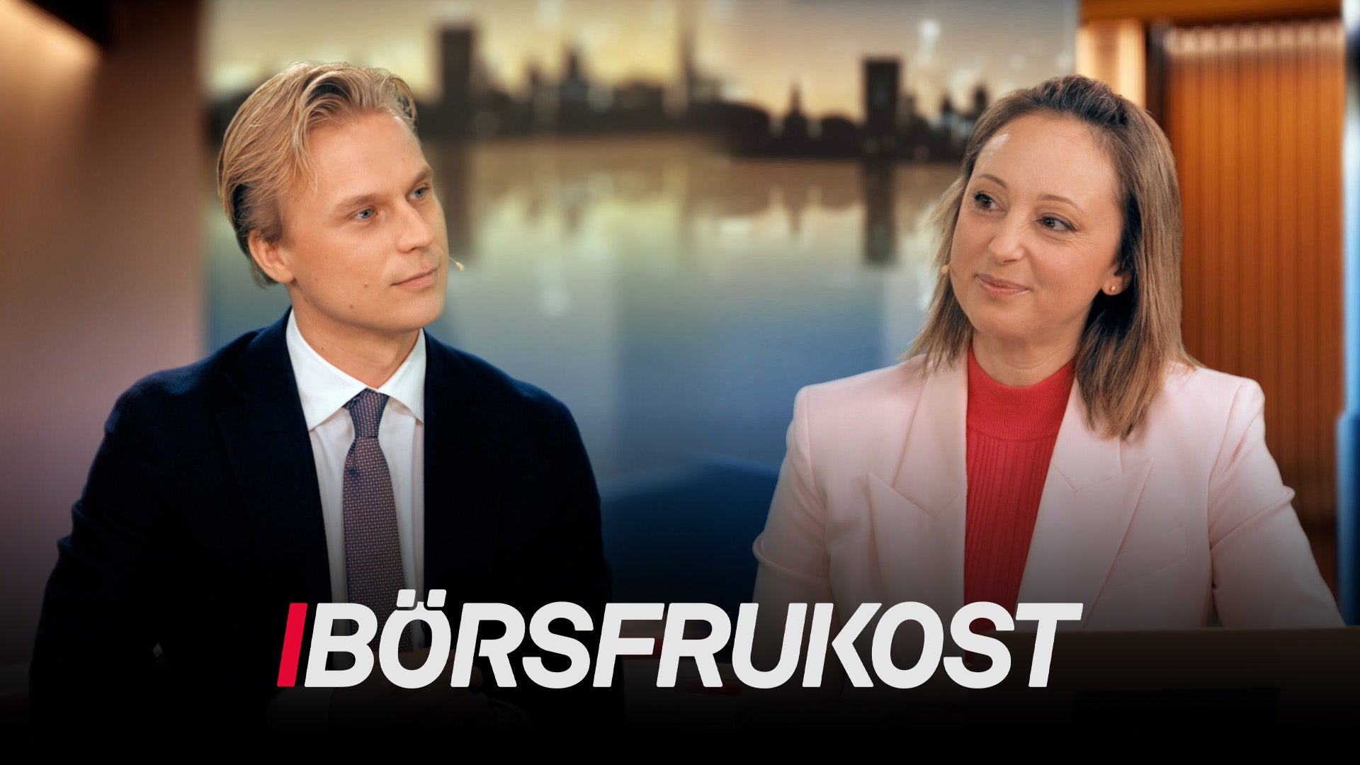 Två personer i professionell kläder presenterar Börsfrukost framför en stadsskyline.
