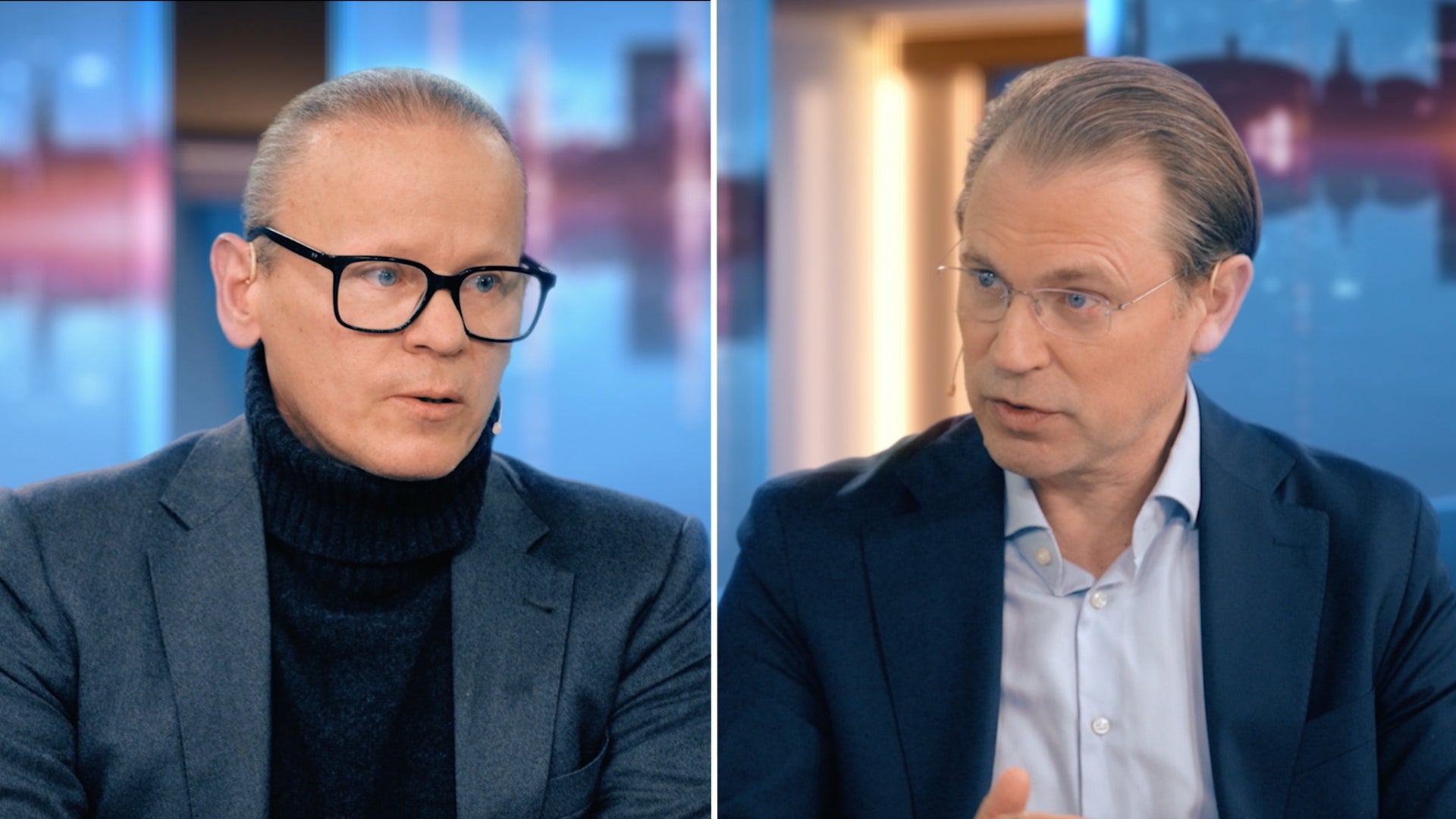 Två män i en studiomiljö under ett samtal eller intervju.