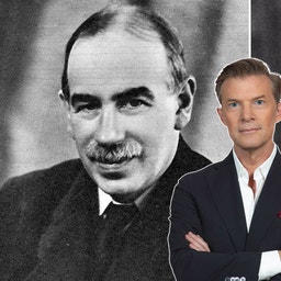 Bildkollage med två svartvita porträtt av äldre män i bakgrunden och en man i kostym med armarna i kors i förgrunden.